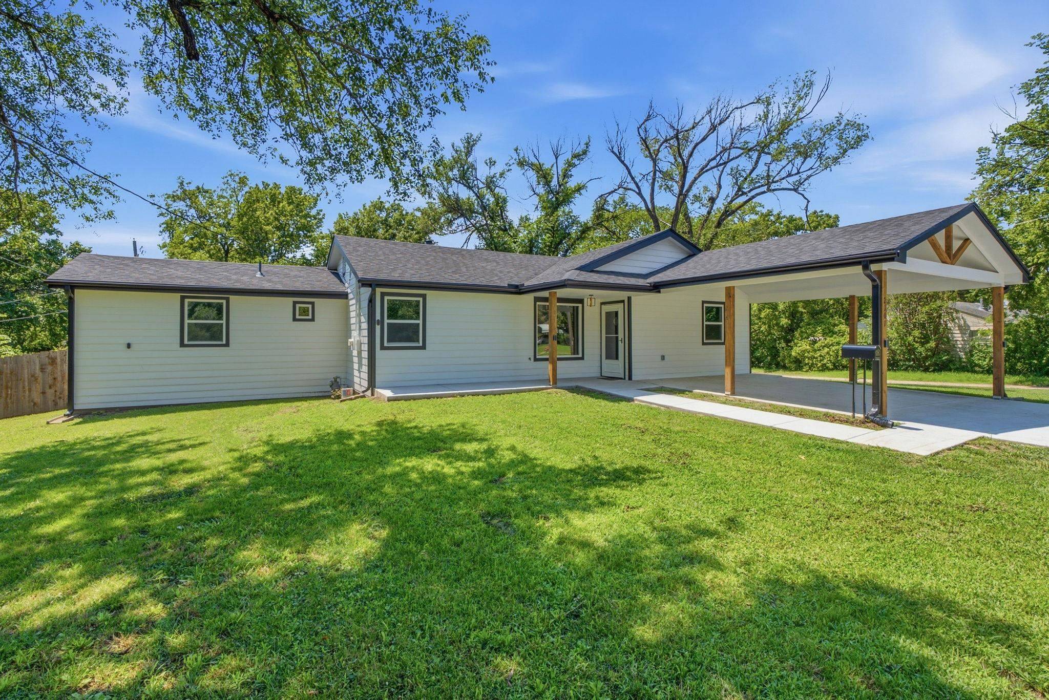 2101 S Bluff, Wichita, KS 67218