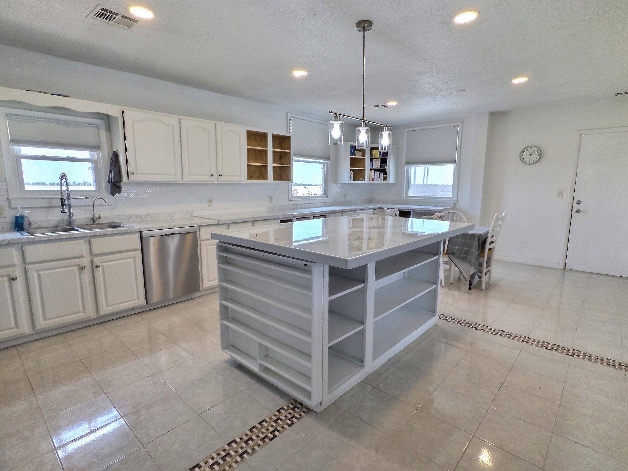 196 E 50th St S, Wellington, KS 67152