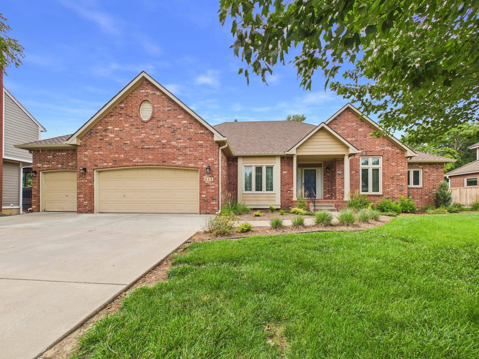 939 N Woodridge Ct, Wichita, KS 67206