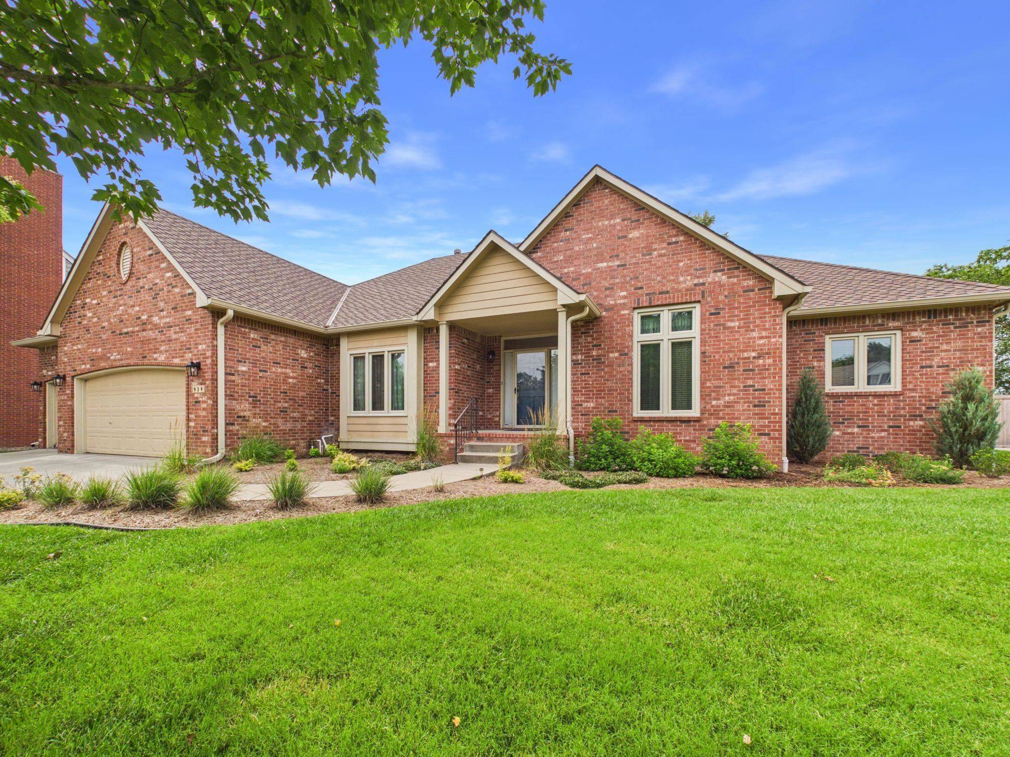 939 N Woodridge Ct, Wichita, KS 67206