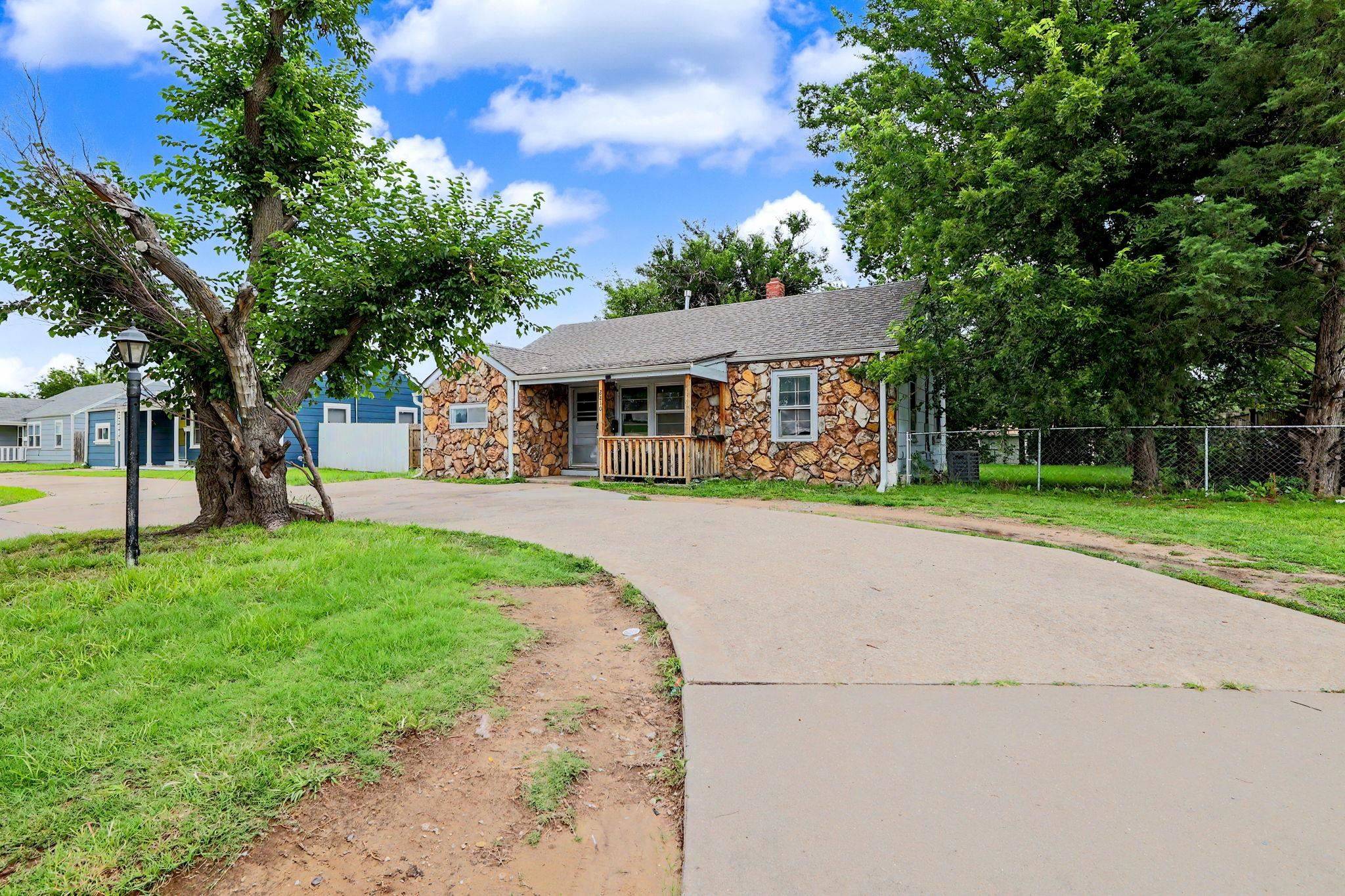 2210 S Seneca St, Wichita, KS 67213