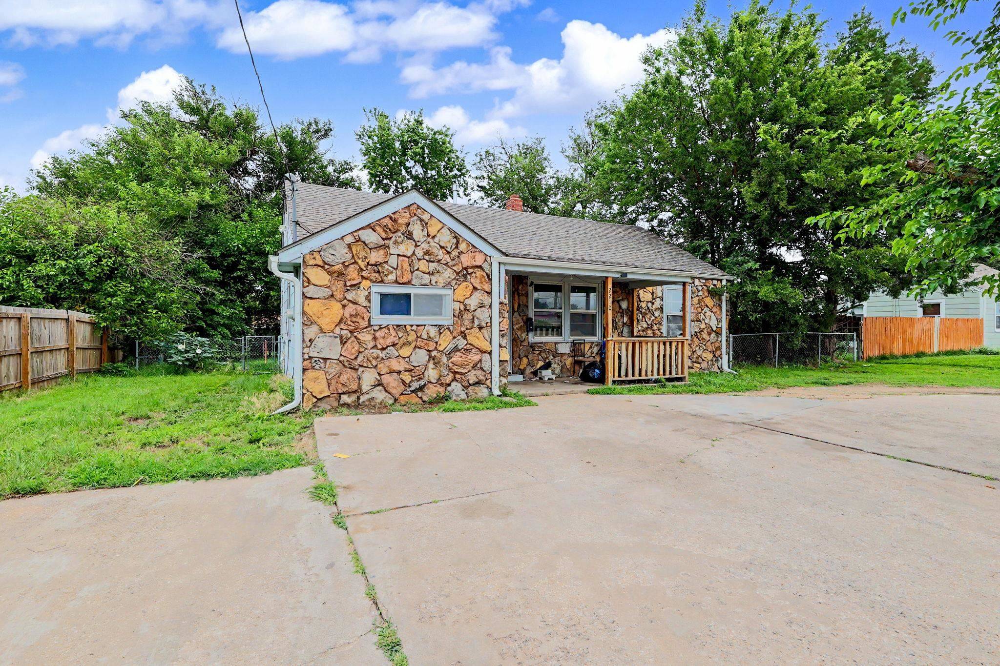 2210 S Seneca St, Wichita, KS 67213