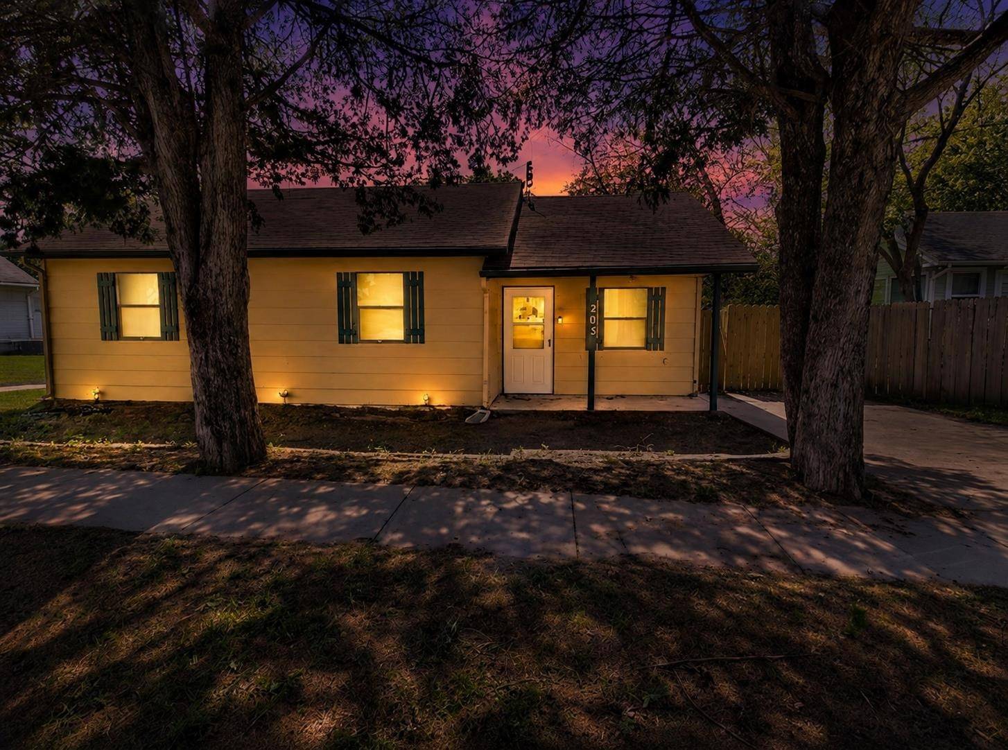 205 S 4th St, Mulvane, KS 67110