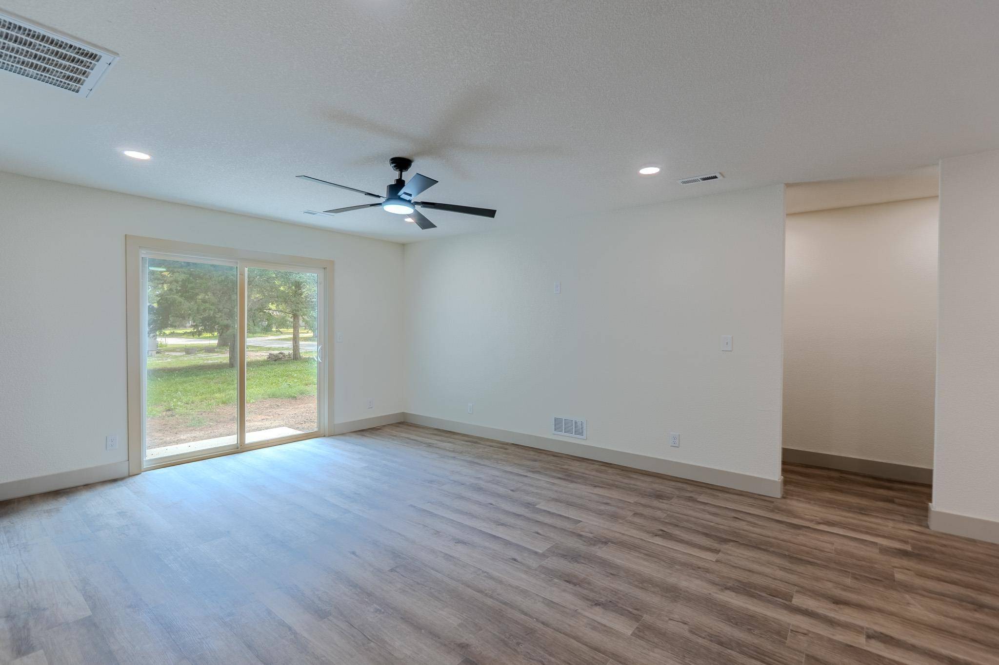 212 N West St, Leon, KS 67074