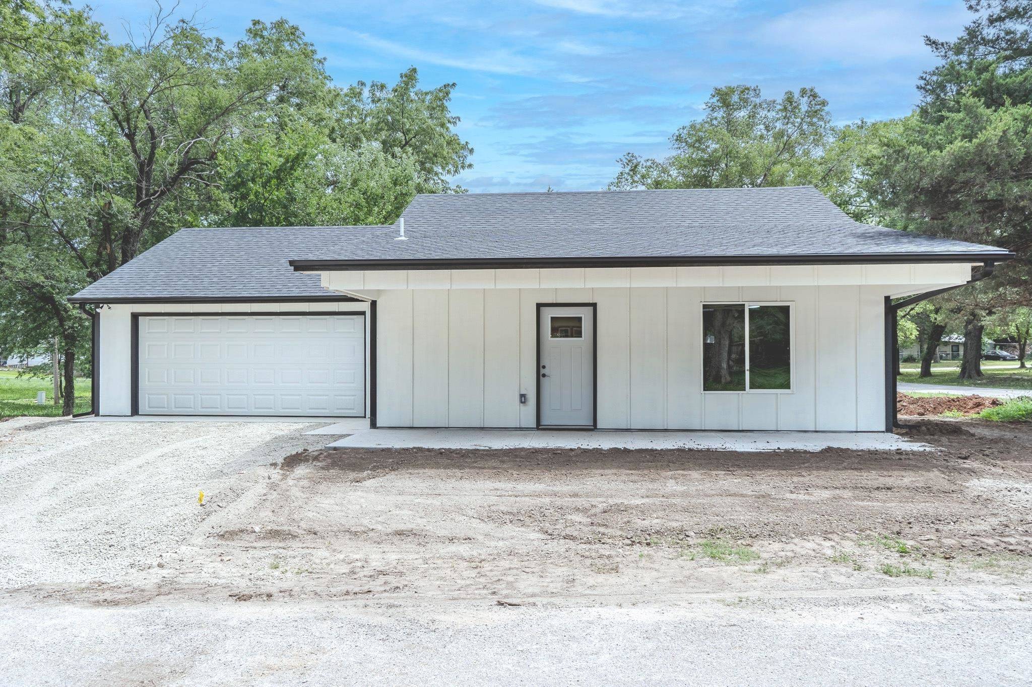 212 N West St, Leon, KS 67074