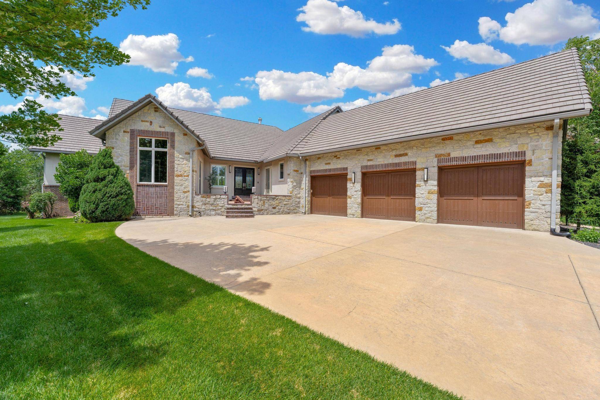 10817 E Glengate Cir, Wichita, KS 67206