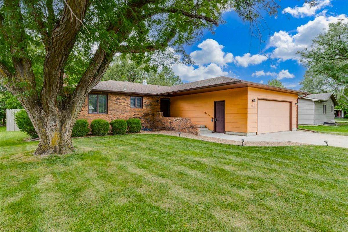 727 Crescent, Hesston, KS 67062