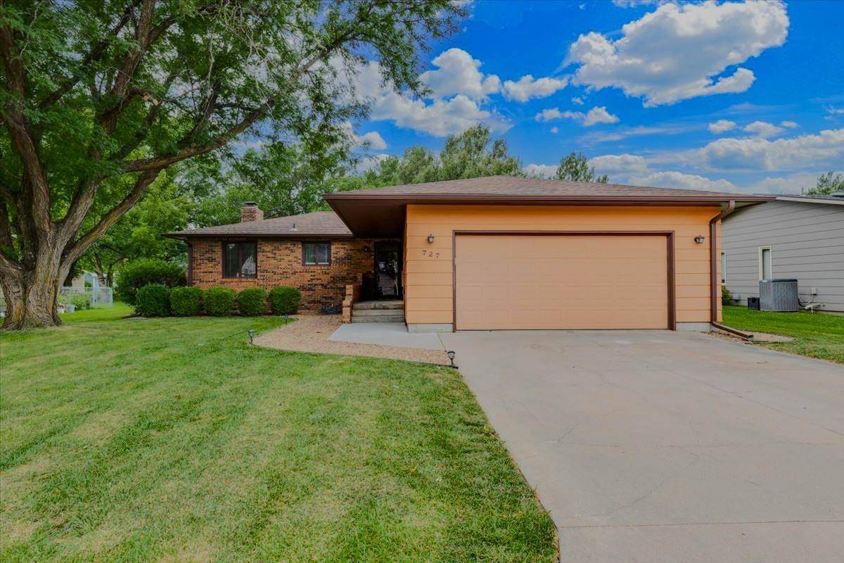 727 Crescent, Hesston, KS 67062