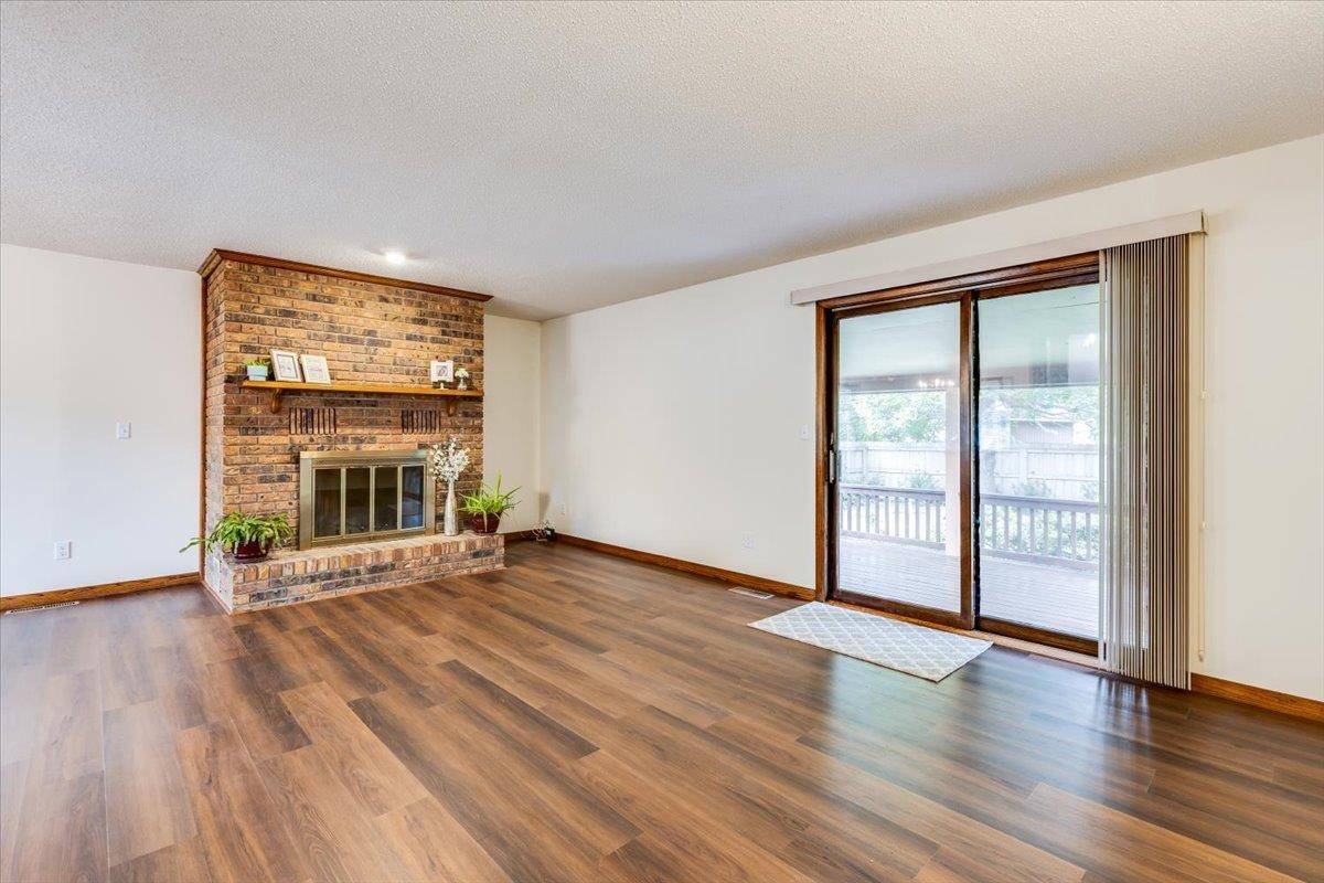 727 Crescent, Hesston, KS 67062