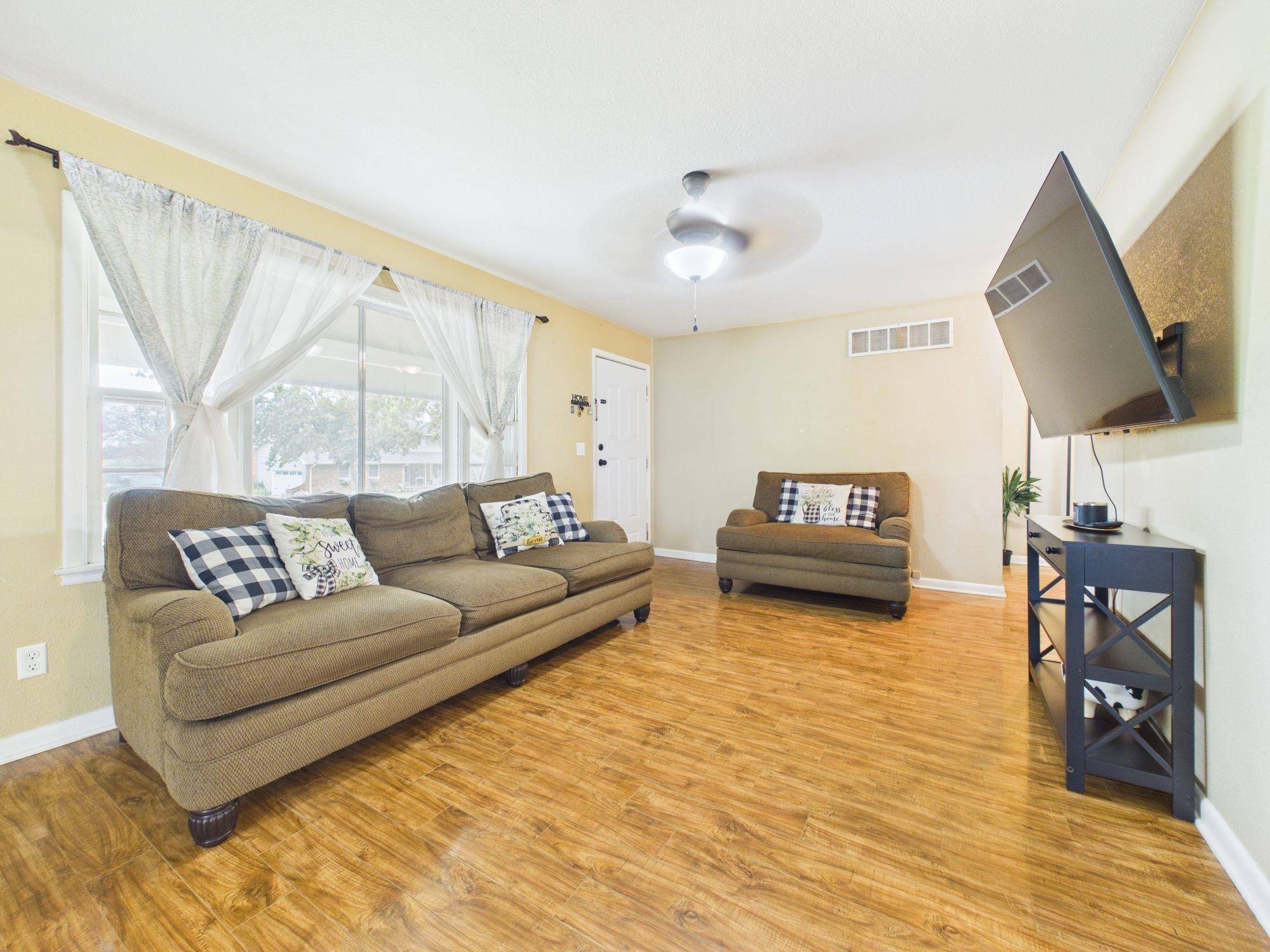 901 N Foulk Dr, Belle Plaine, KS 67013
