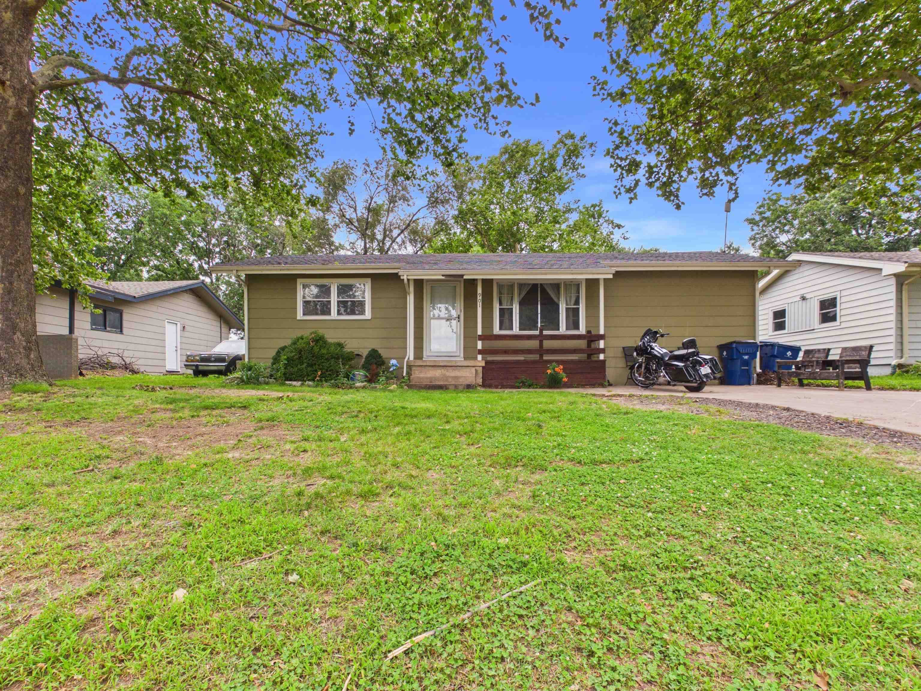 901 N Foulk Dr, Belle Plaine, KS 67013