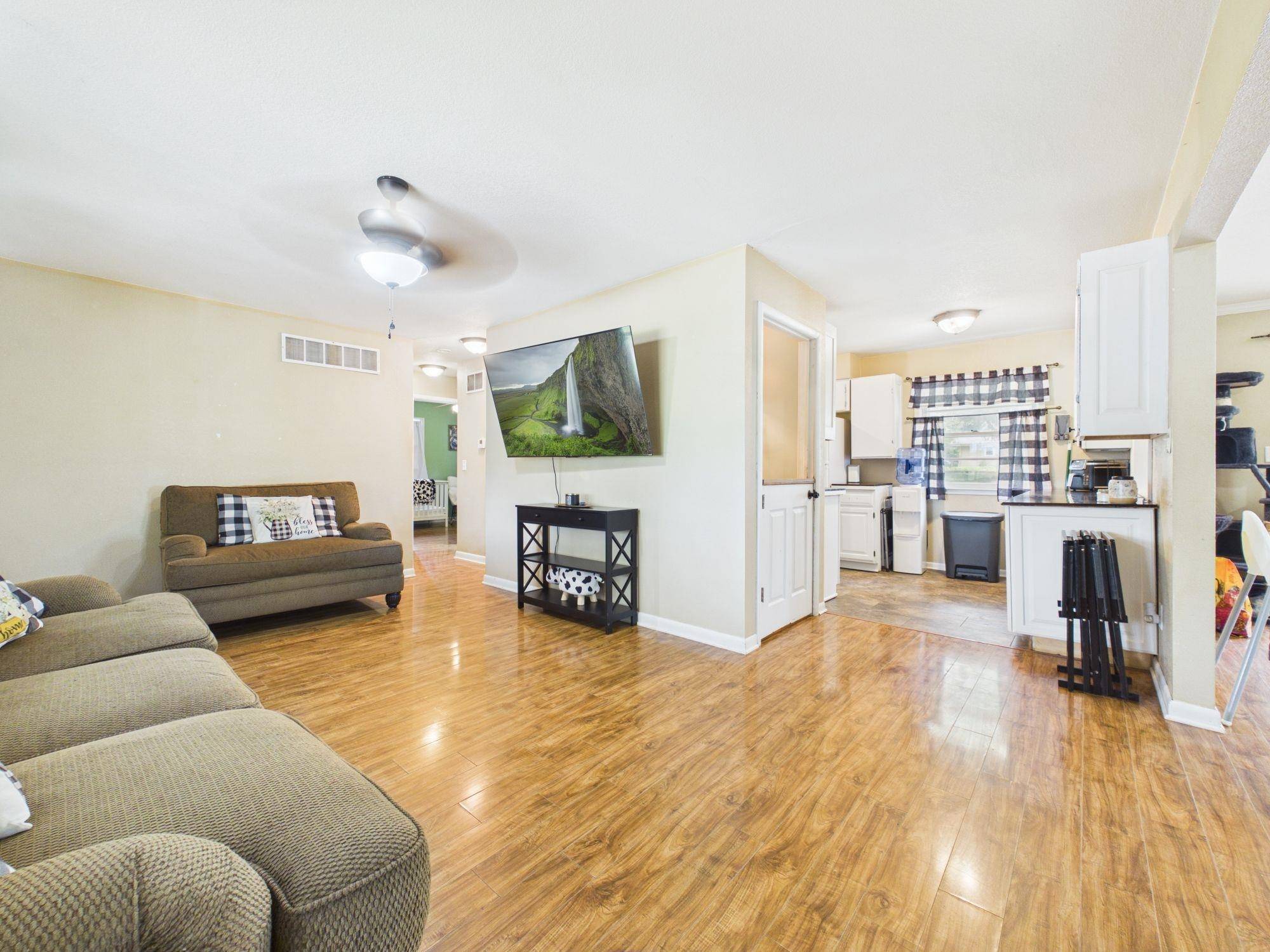 901 N Foulk Dr, Belle Plaine, KS 67013