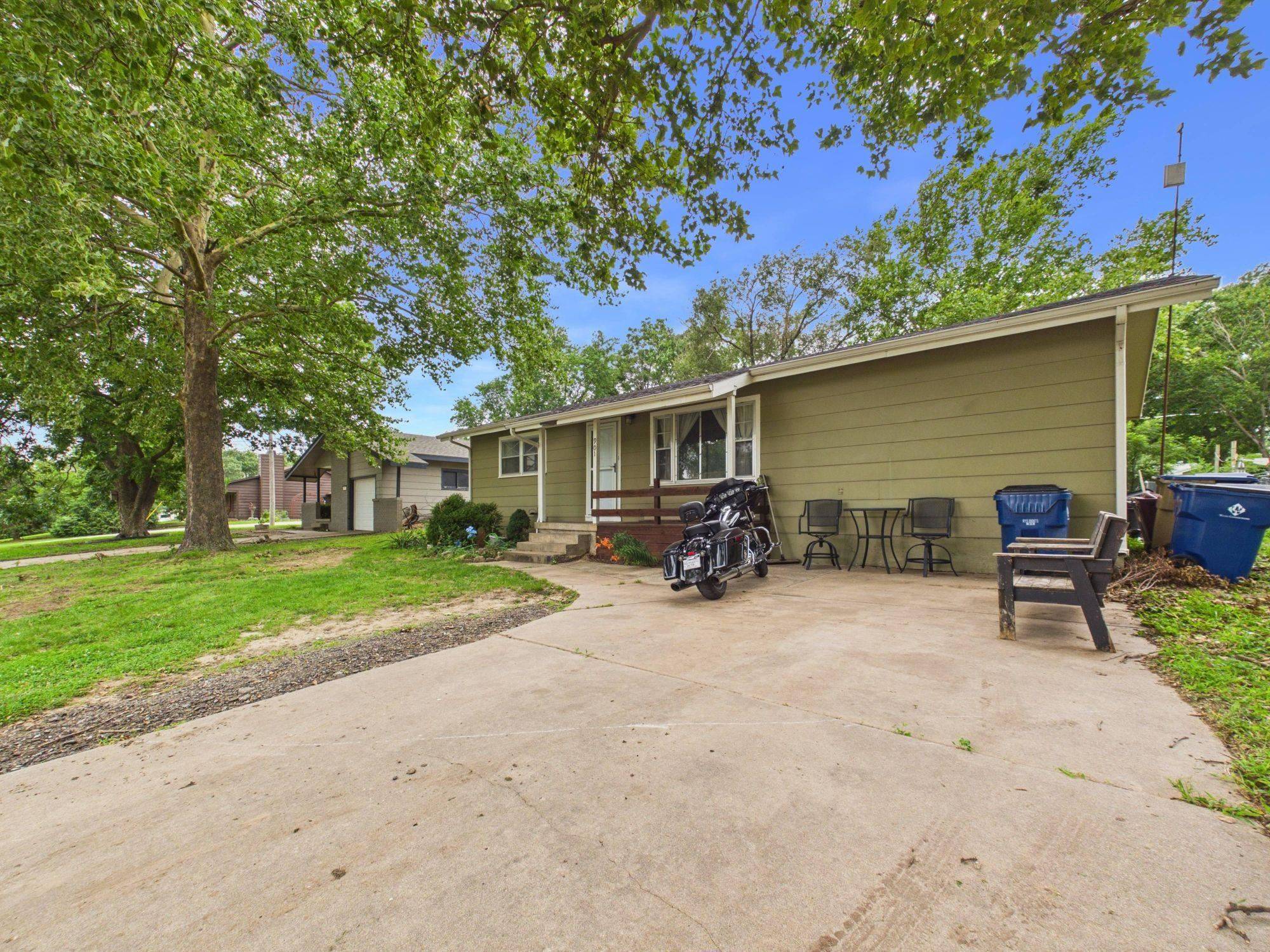 901 N Foulk Dr, Belle Plaine, KS 67013