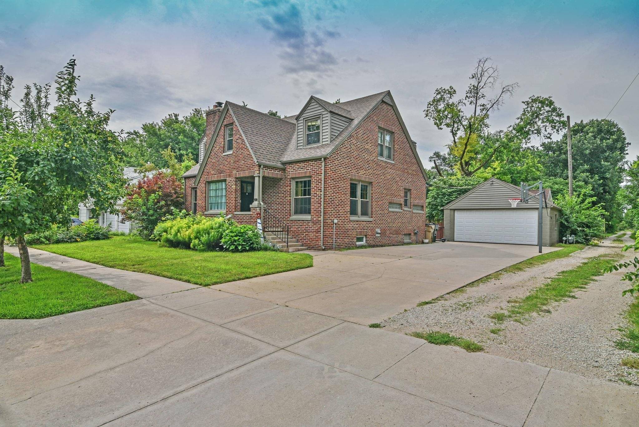 109 E Academy, Hesston, KS 67062