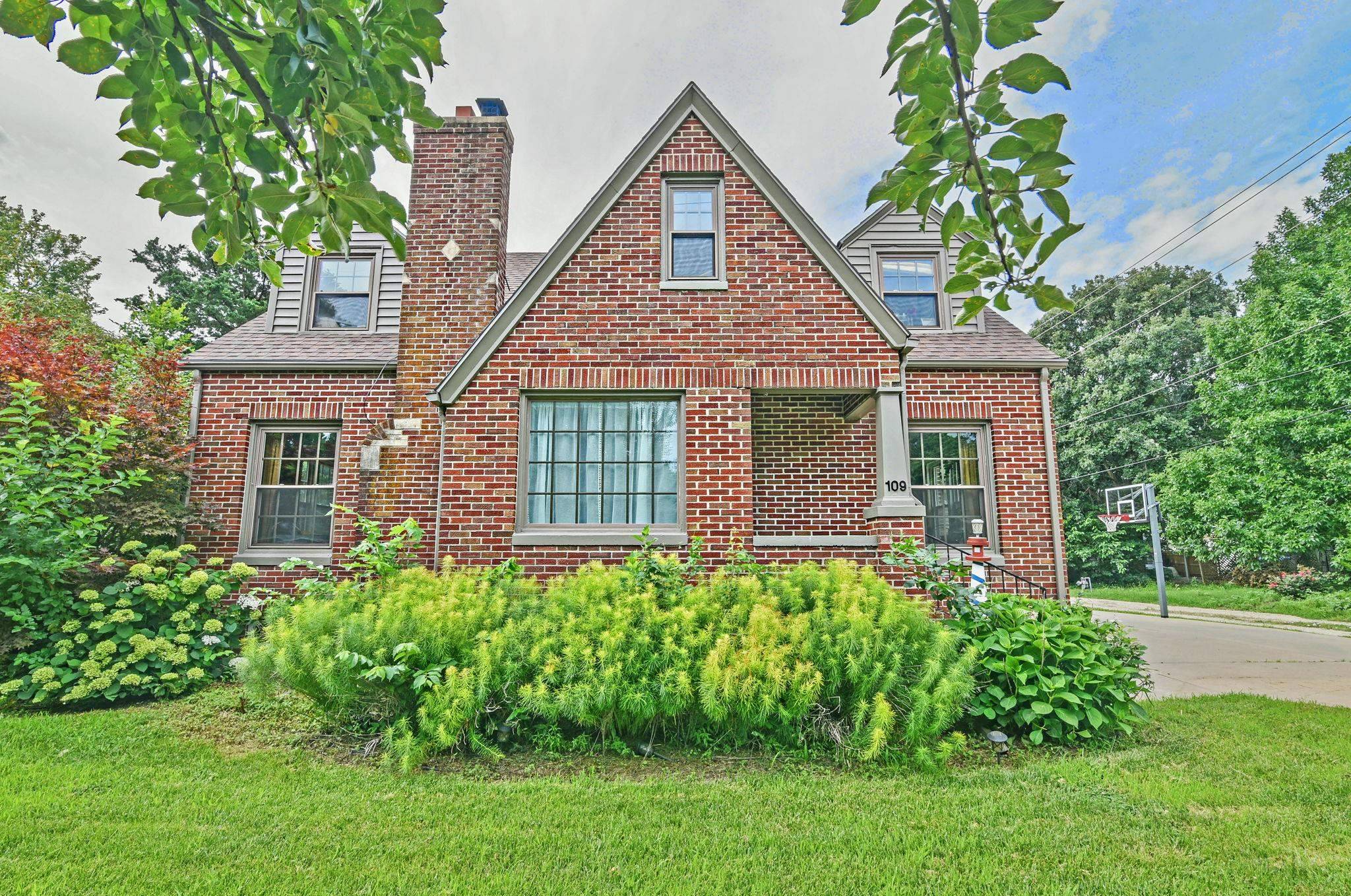 109 E Academy, Hesston, KS 67062