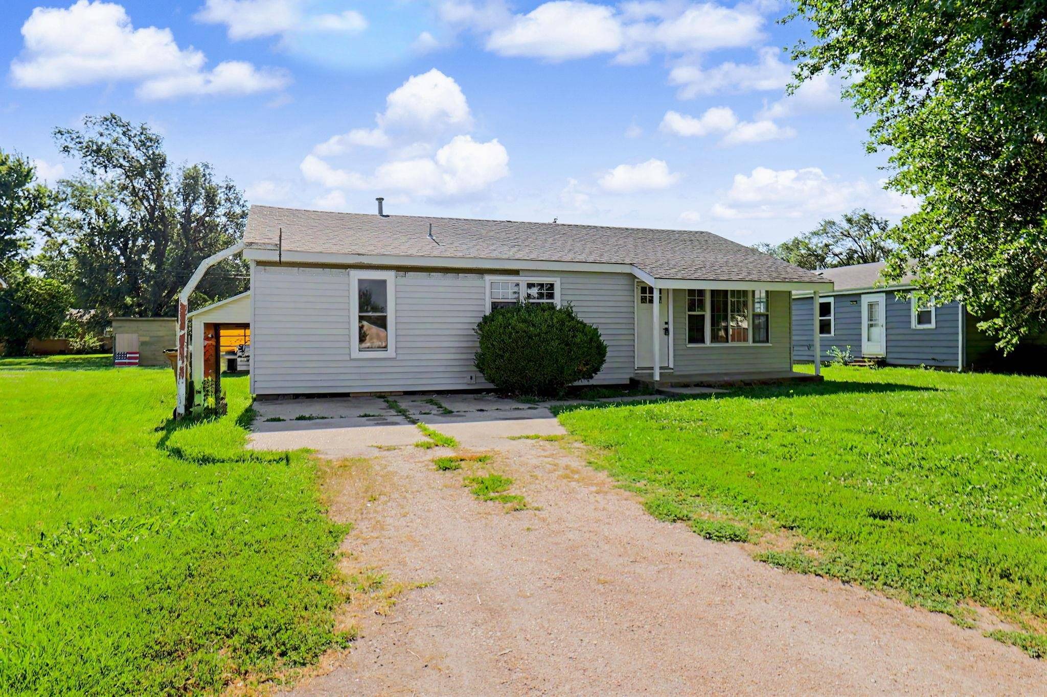 104 N Jackson Ave, Sedgwick, KS 67135