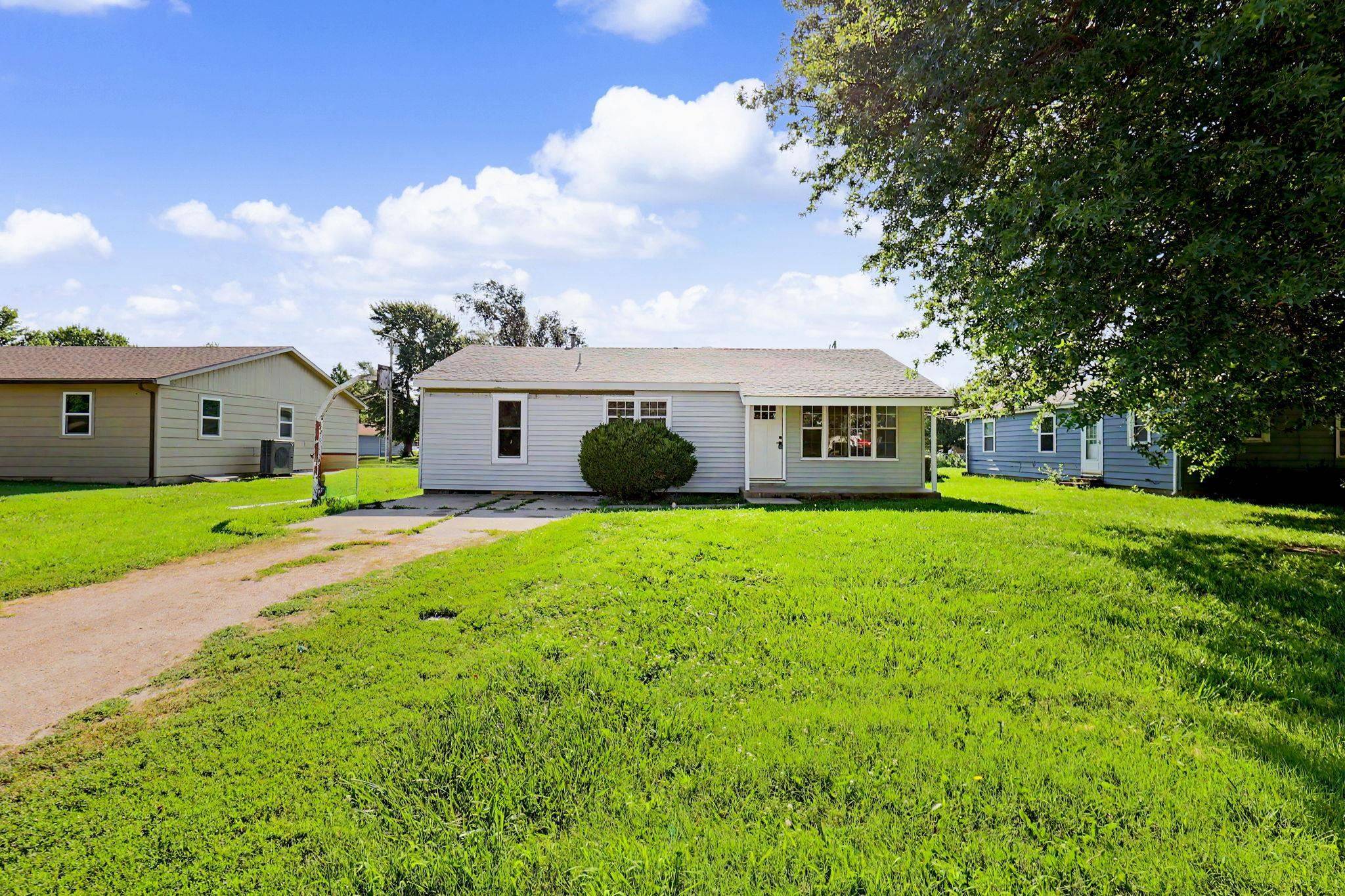 104 N Jackson Ave, Sedgwick, KS 67135