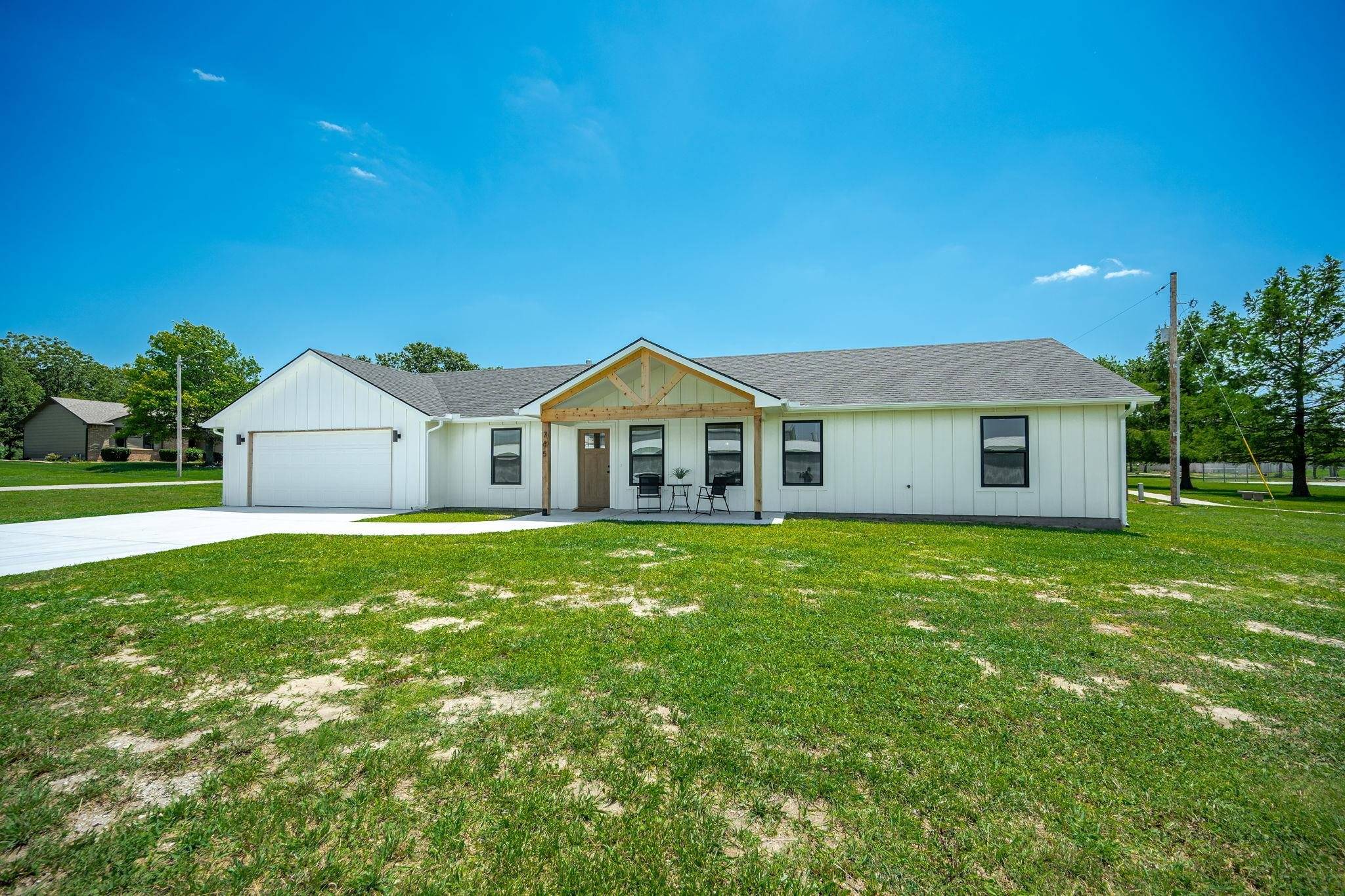 765 N Kansas Ct, Benton, KS 67017