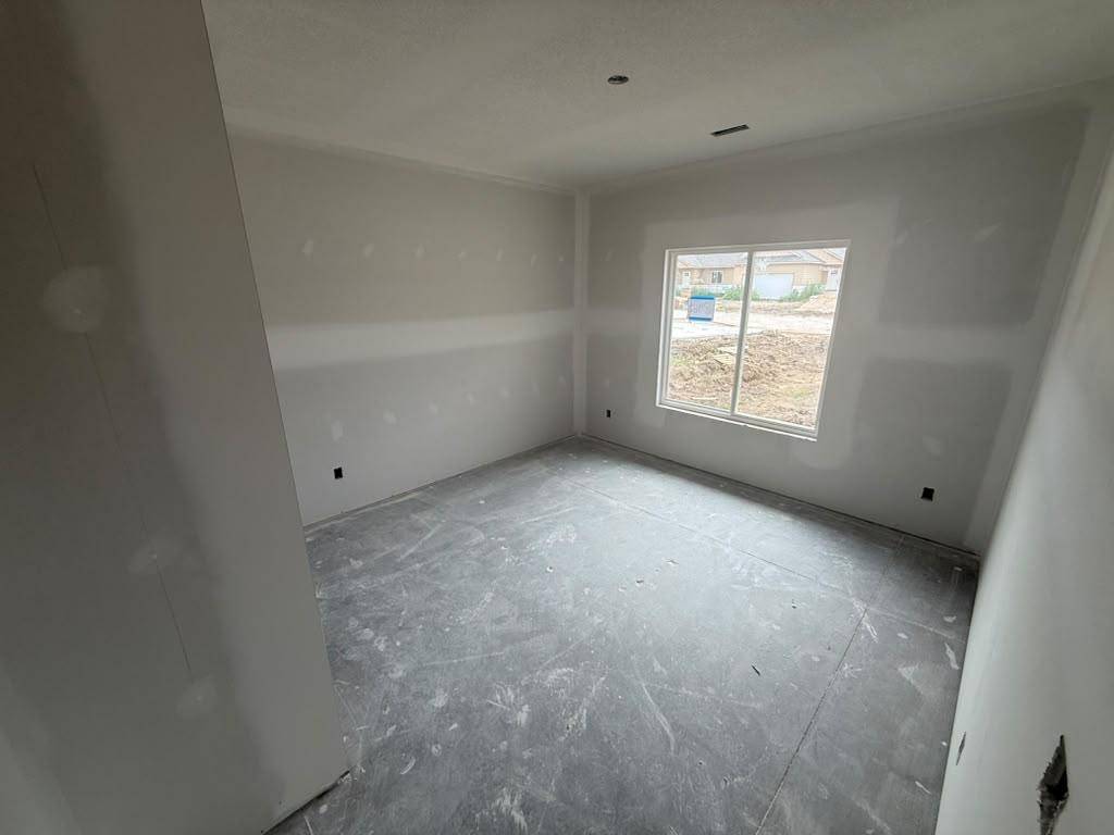 8962 E Joshua St, Bel Aire, KS 67226