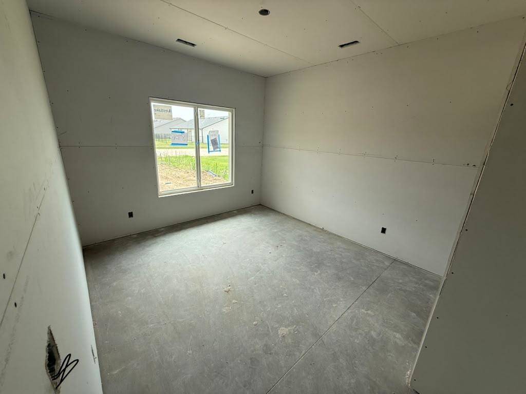8956 E Joshua St, Bel Aire, KS 67226