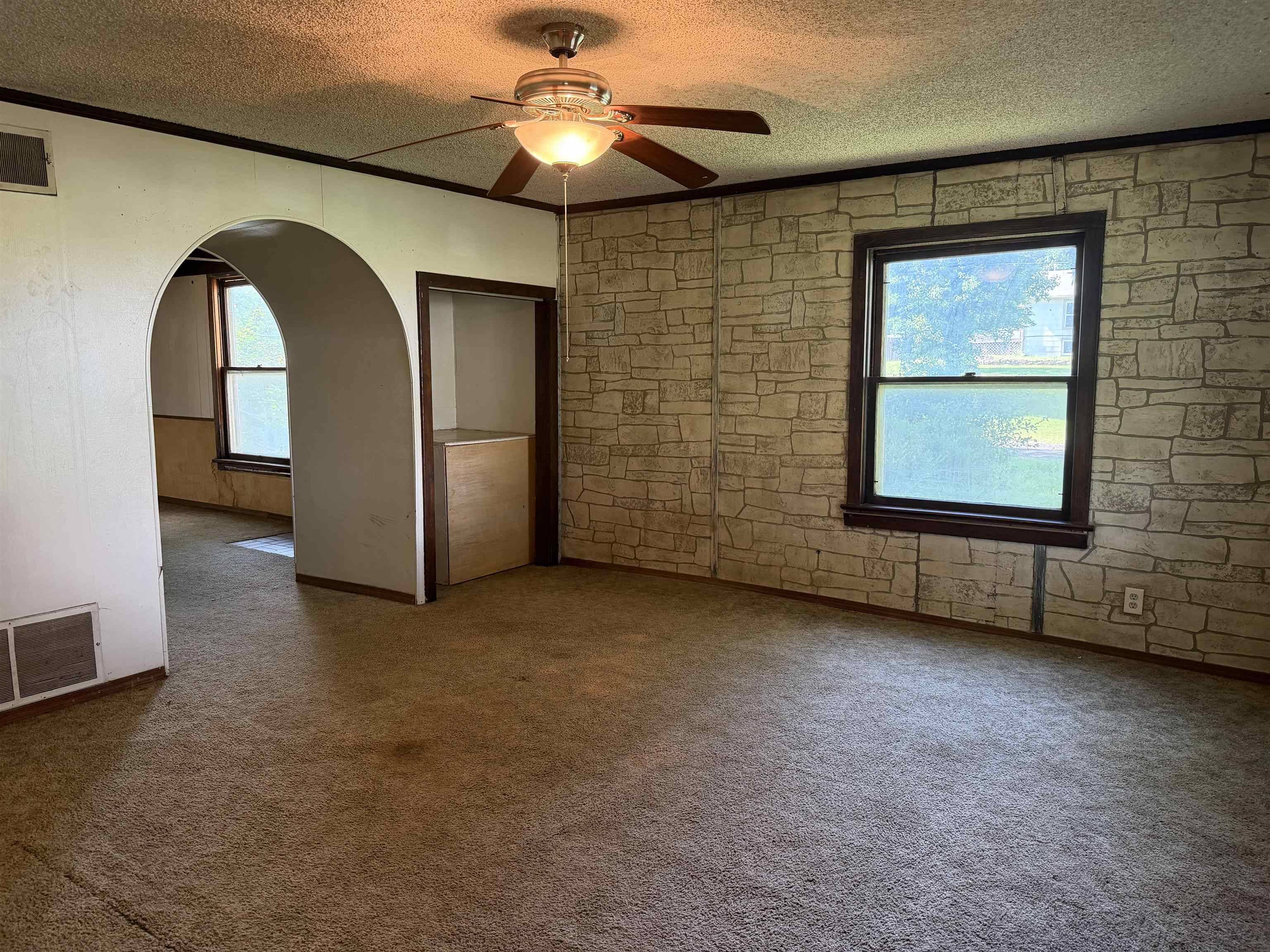 521 N Mulberry St, Eureka, KS 67045