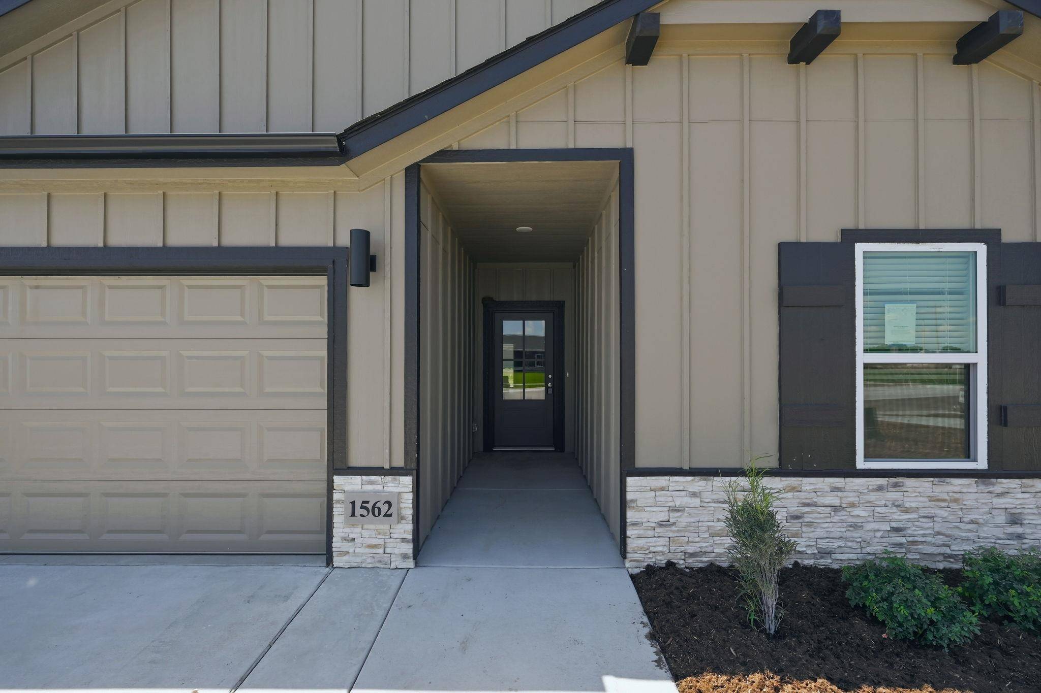 1562 N Emerald Valley Dr, Mulvane, KS 67110