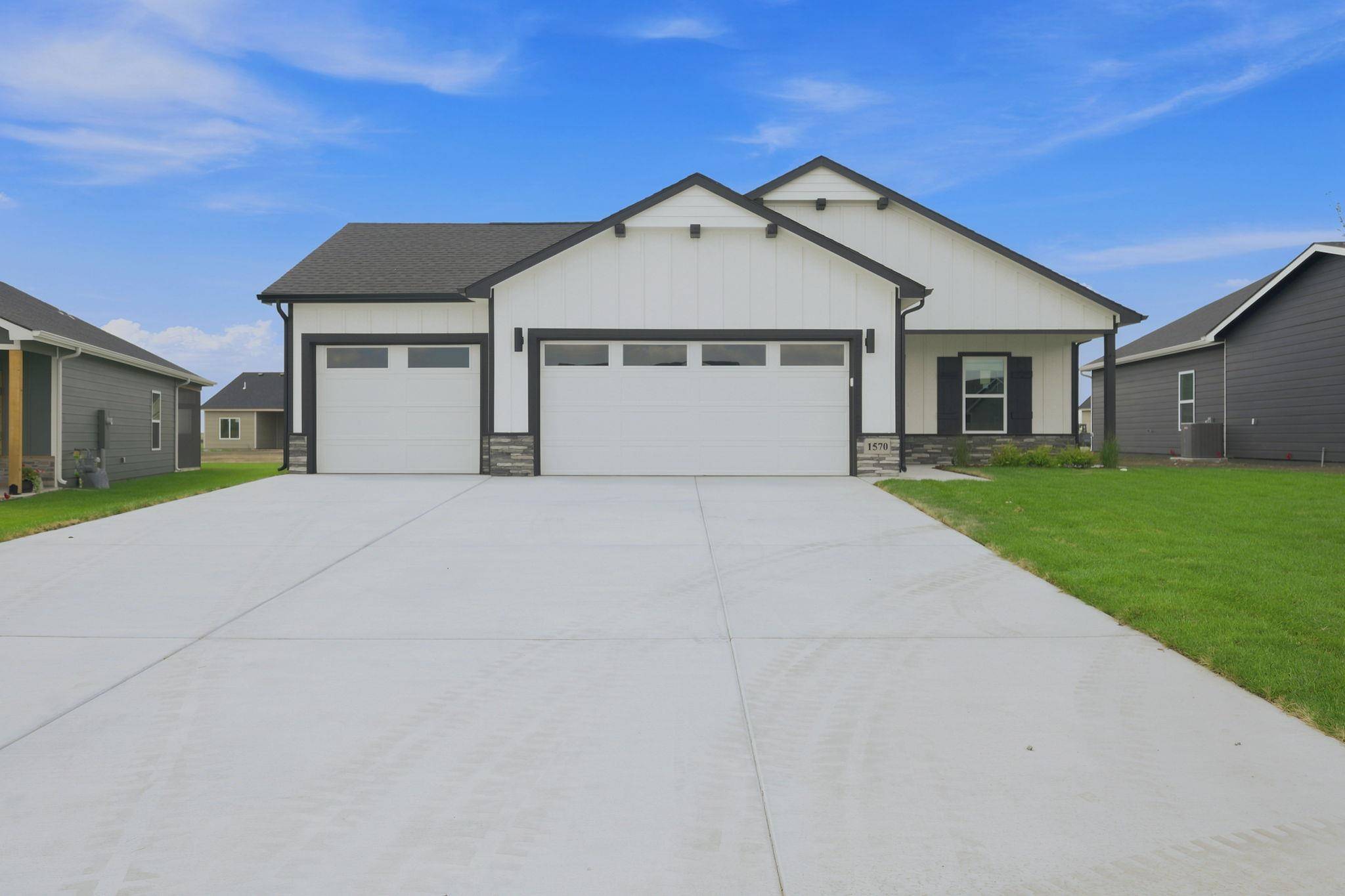1570 N Emerald Valley Dr, Mulvane, KS 67110