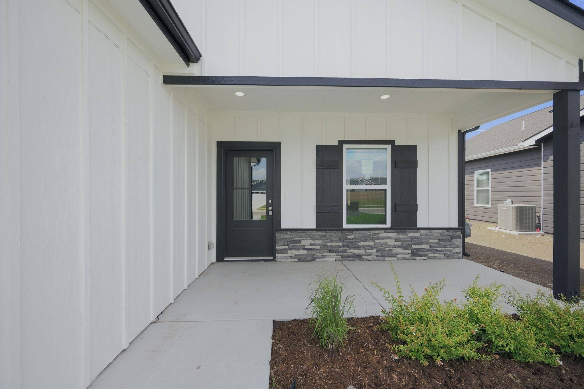 1570 N Emerald Valley Dr, Mulvane, KS 67110