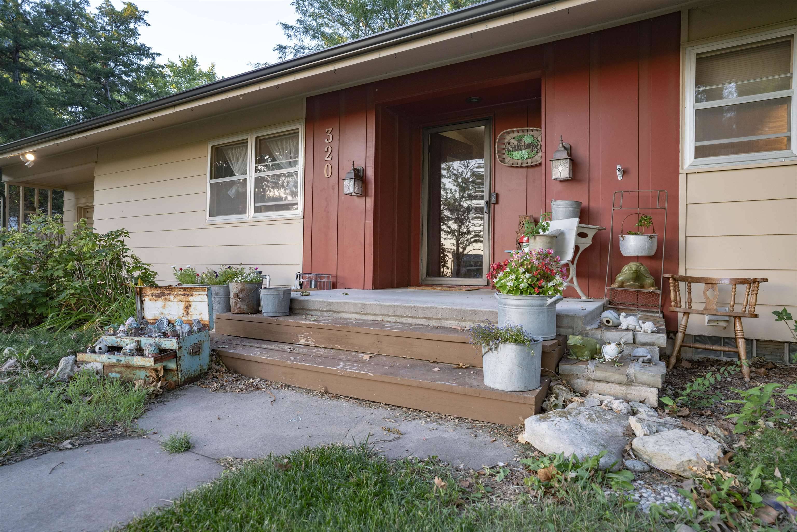 320 S Erb St, Hesston, KS 67062