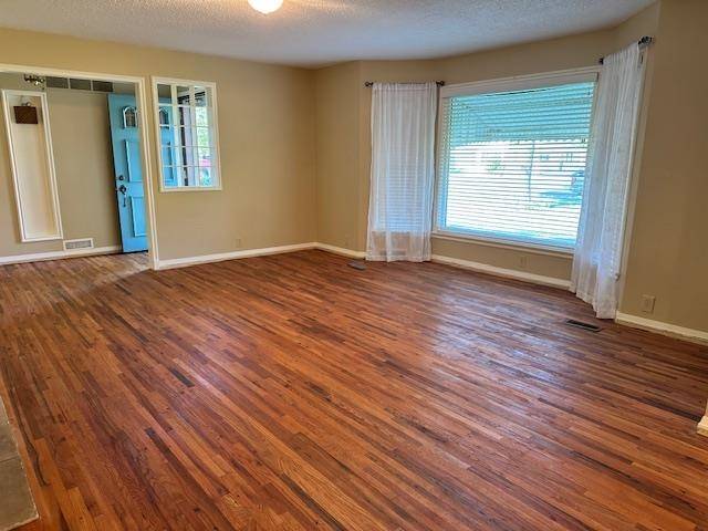 1200 Parkwood Lane, Newton, KS 67114