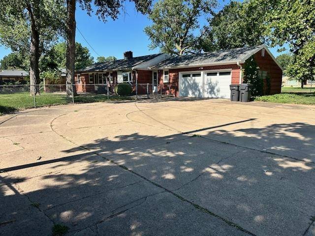 1200 Parkwood Lane, Newton, KS 67114
