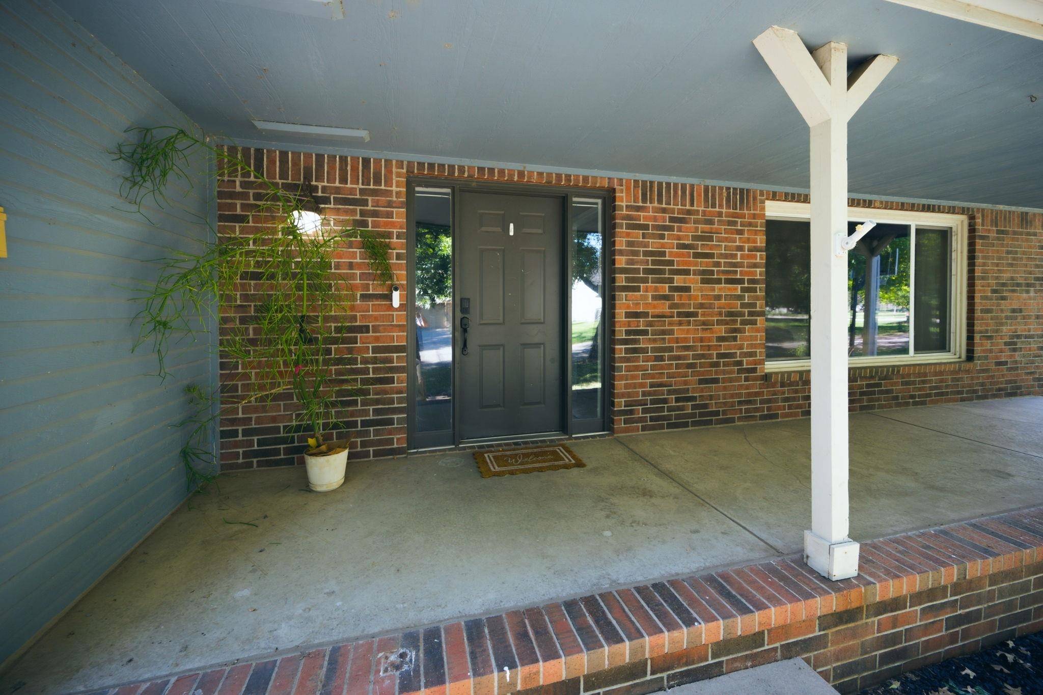 1324 N MANCHESTER CT, Wichita, KS 67212