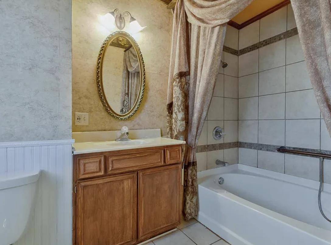 1121 N Bitting Ave, Wichita, KS 67203-3524