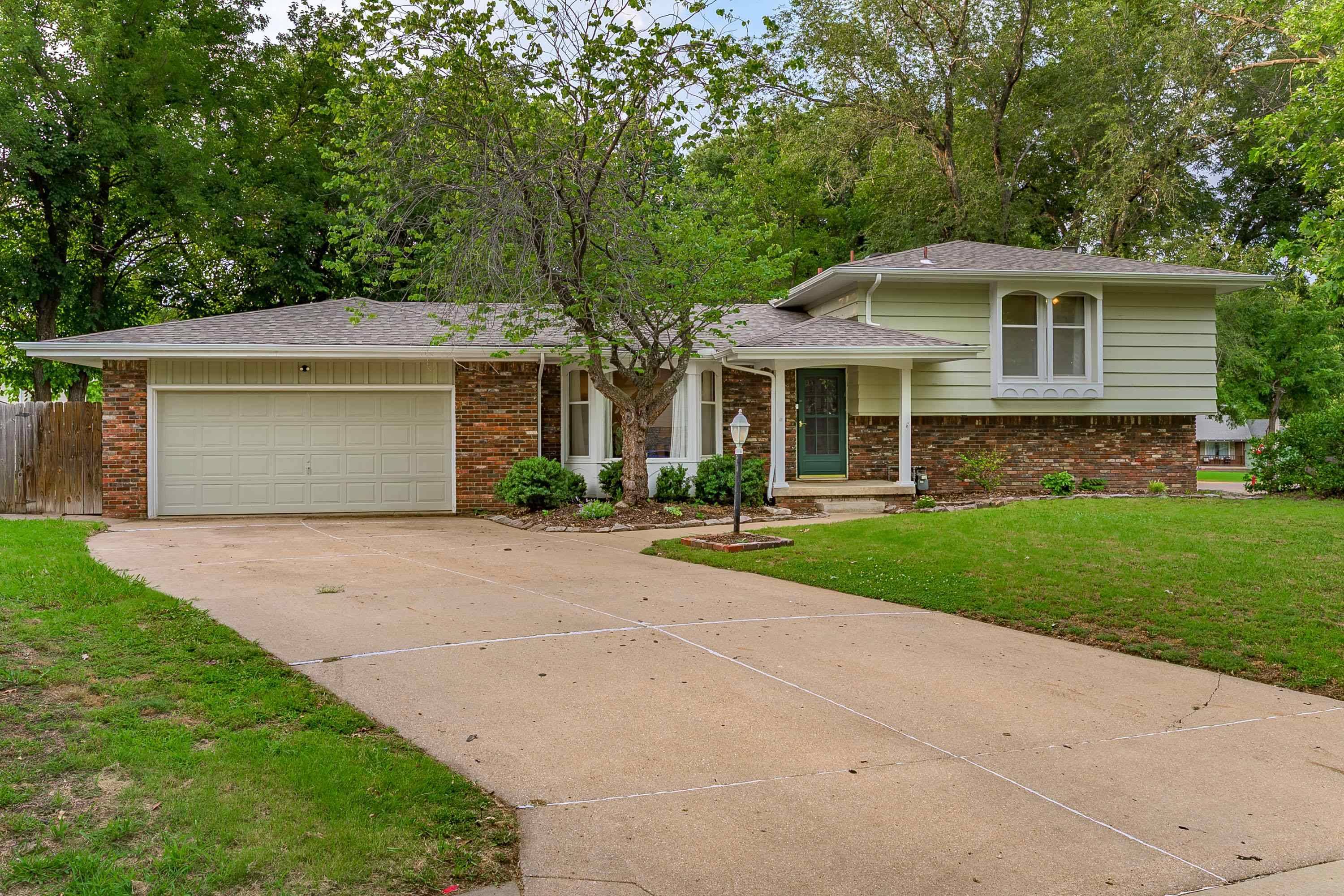 621 N Willow Dr, Derby, KS 67037-1949