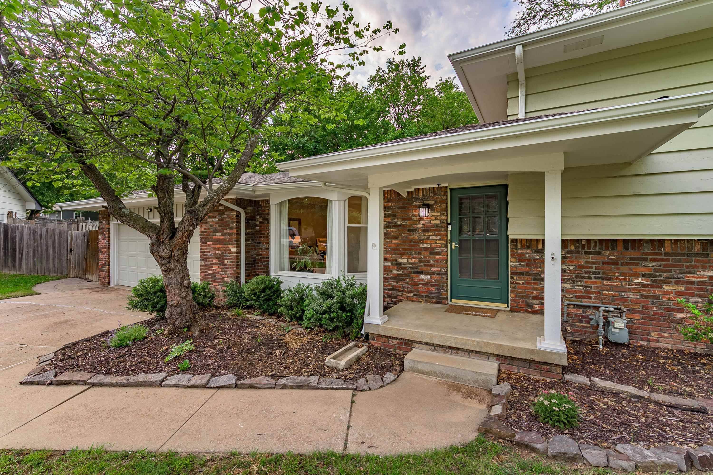 621 N Willow Dr, Derby, KS 67037-1949