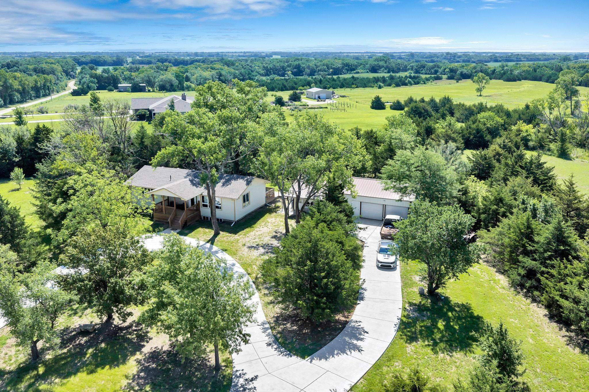 4936 NW County Line Rd, Benton, KS 67017
