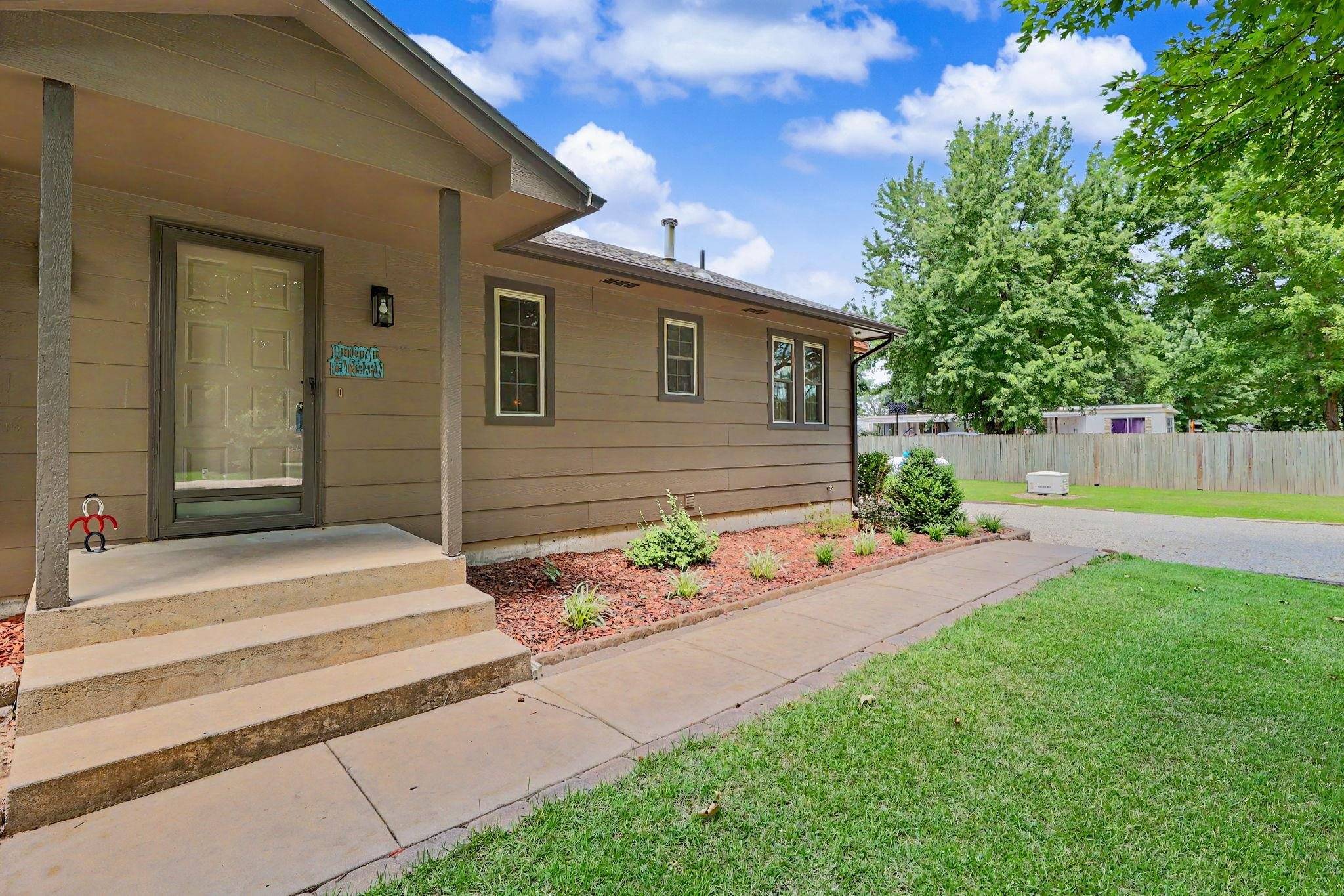 9809 S Laura St, Haysville, KS 67060