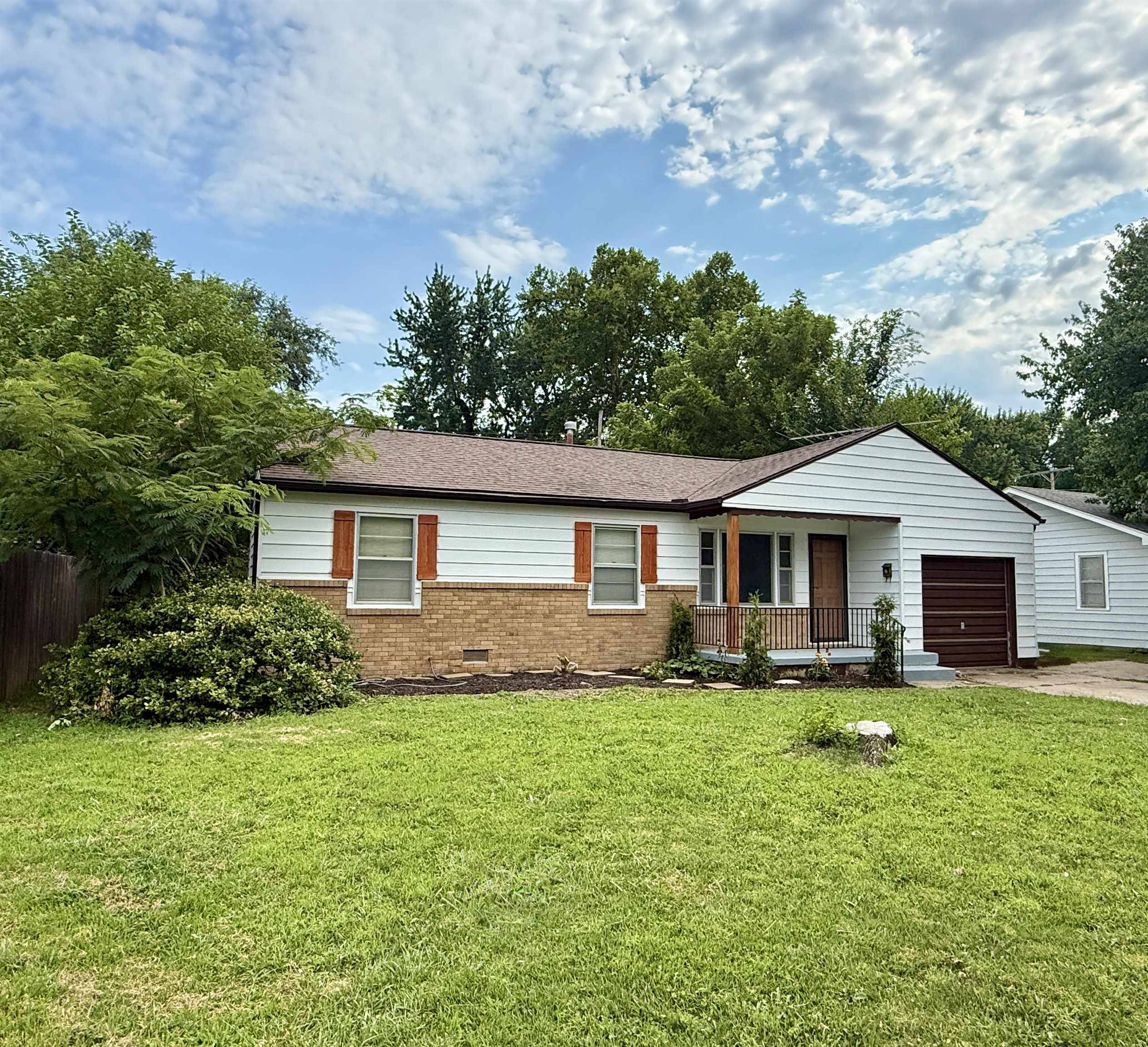 515 W 4th St, Haysville, KS 67060