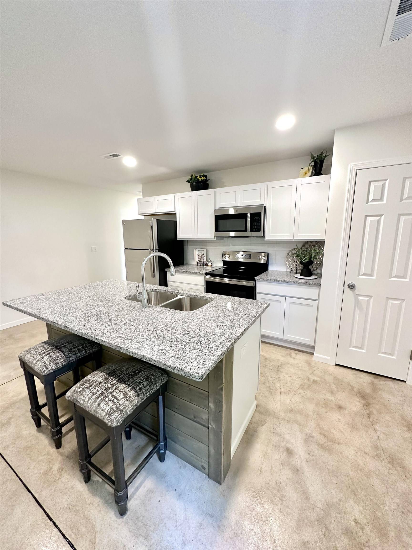 1906 N Hydraulic, Wichita, KS 67214