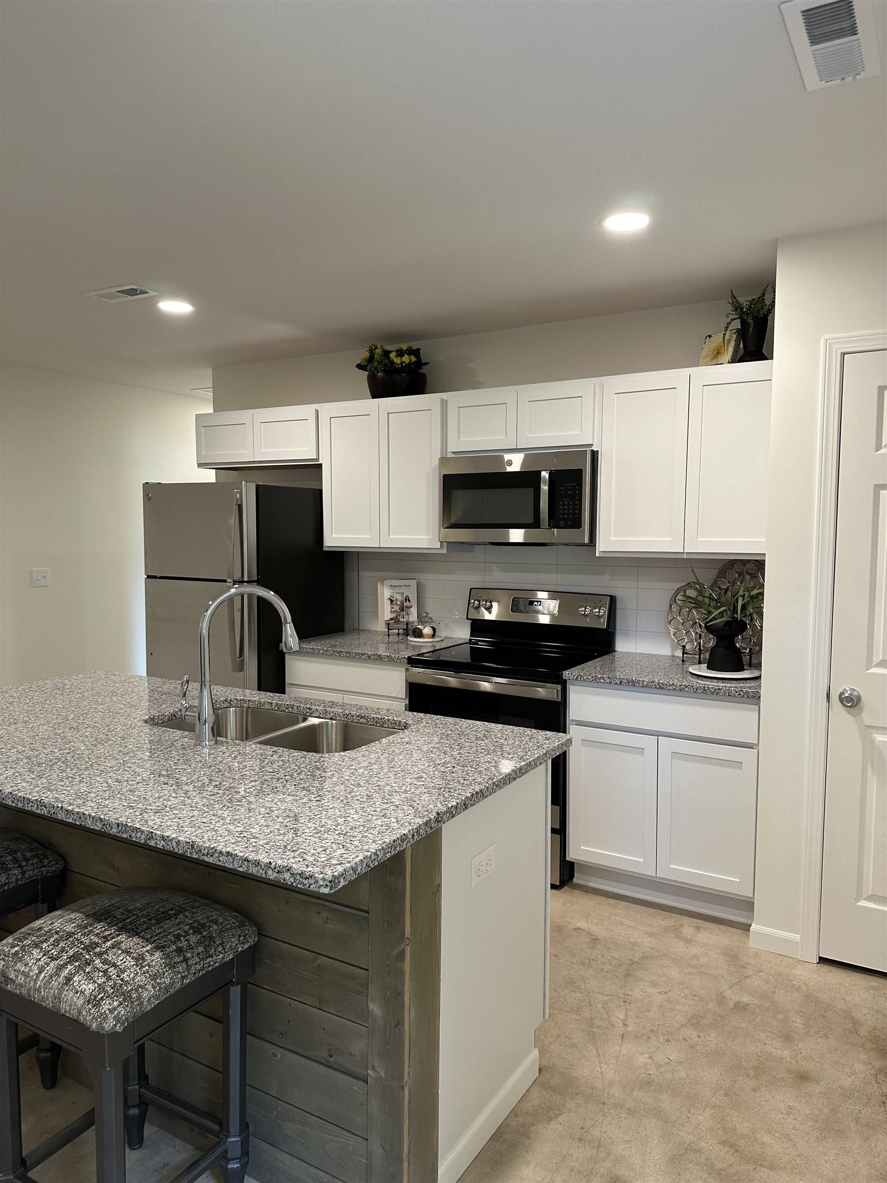 1912 N Hydraulic, Wichita, KS 67214