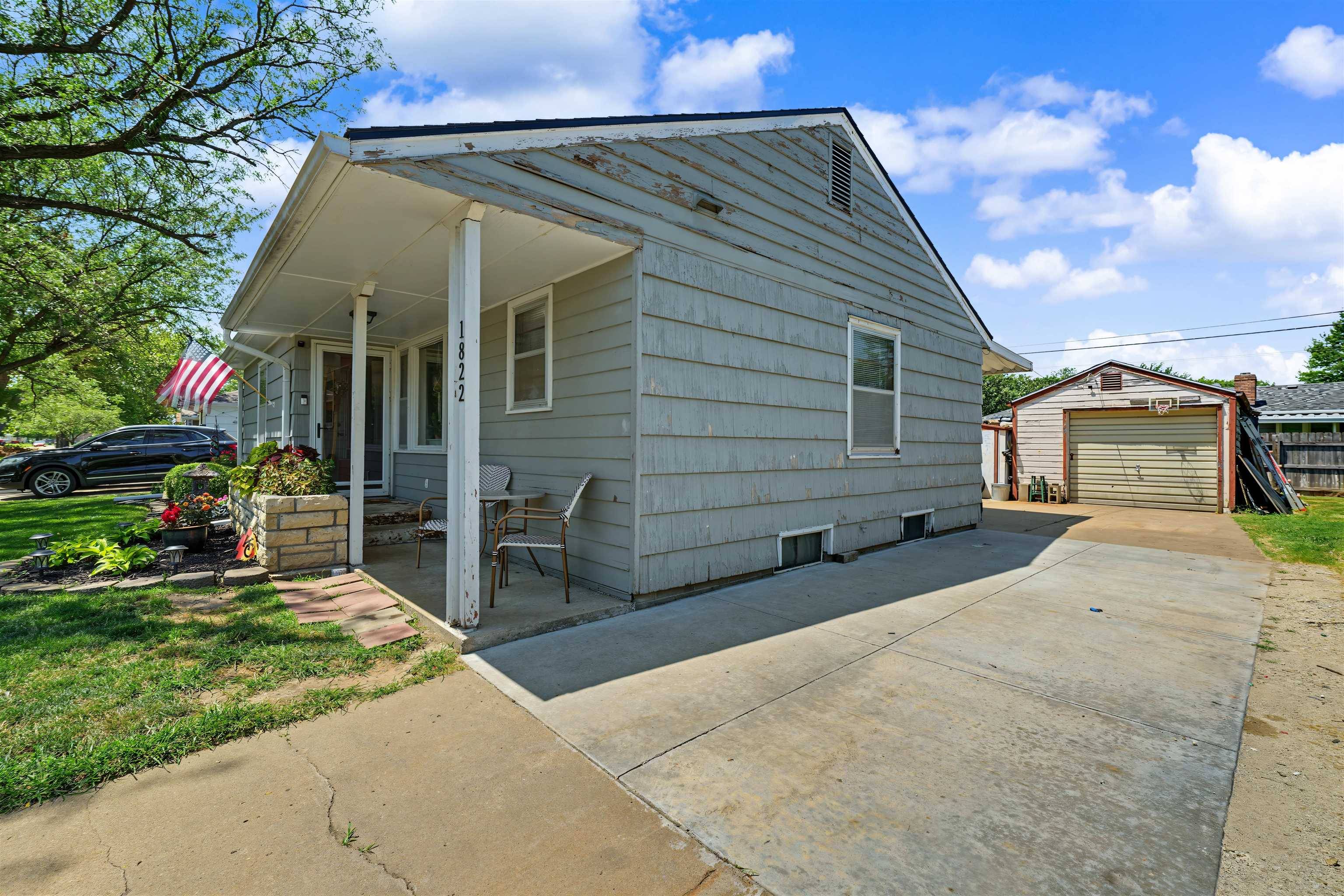 1822 Larson St, Salina, KS 67401