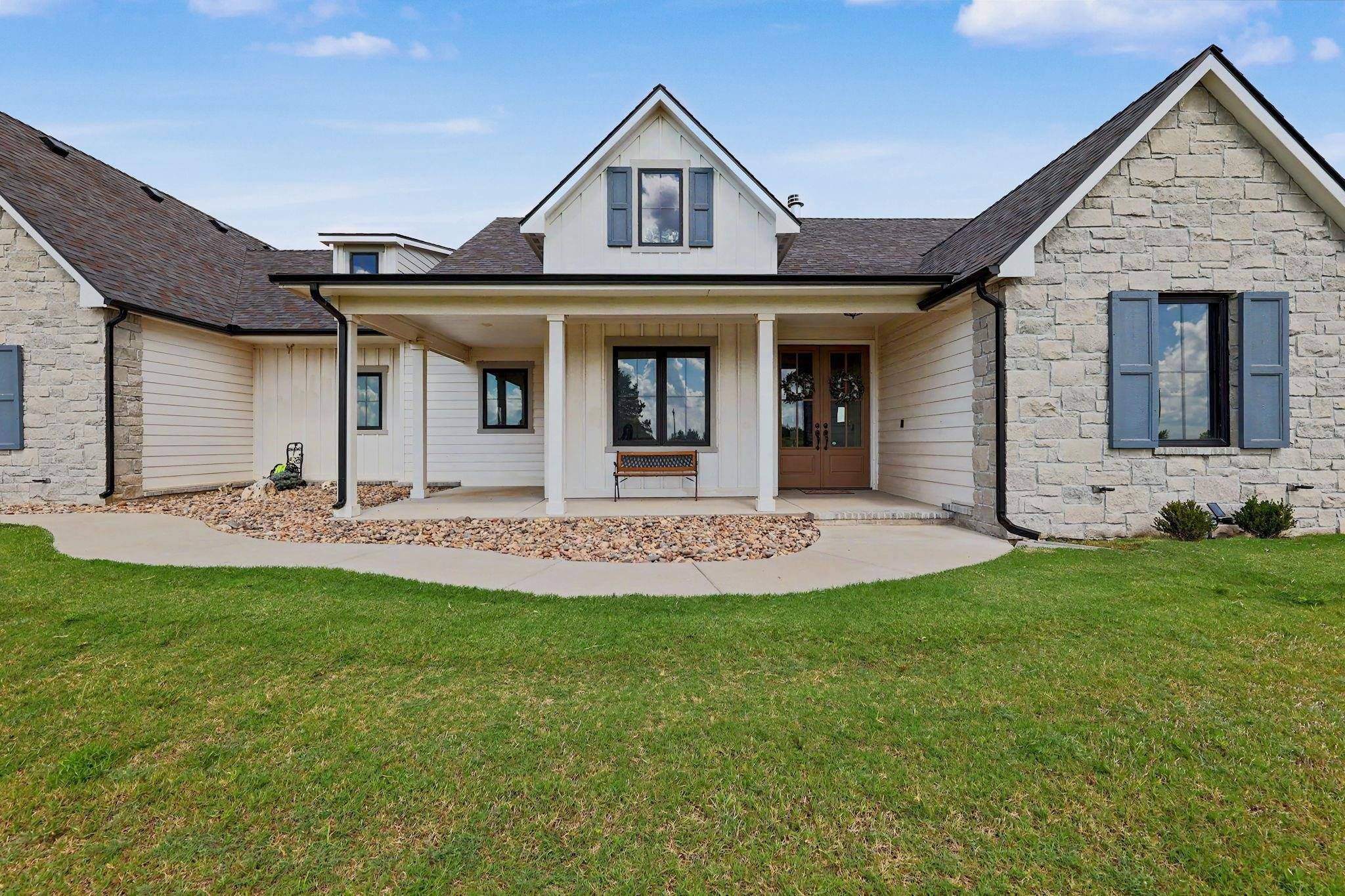 217 N Heritage Rd, Wellington, KS 67152