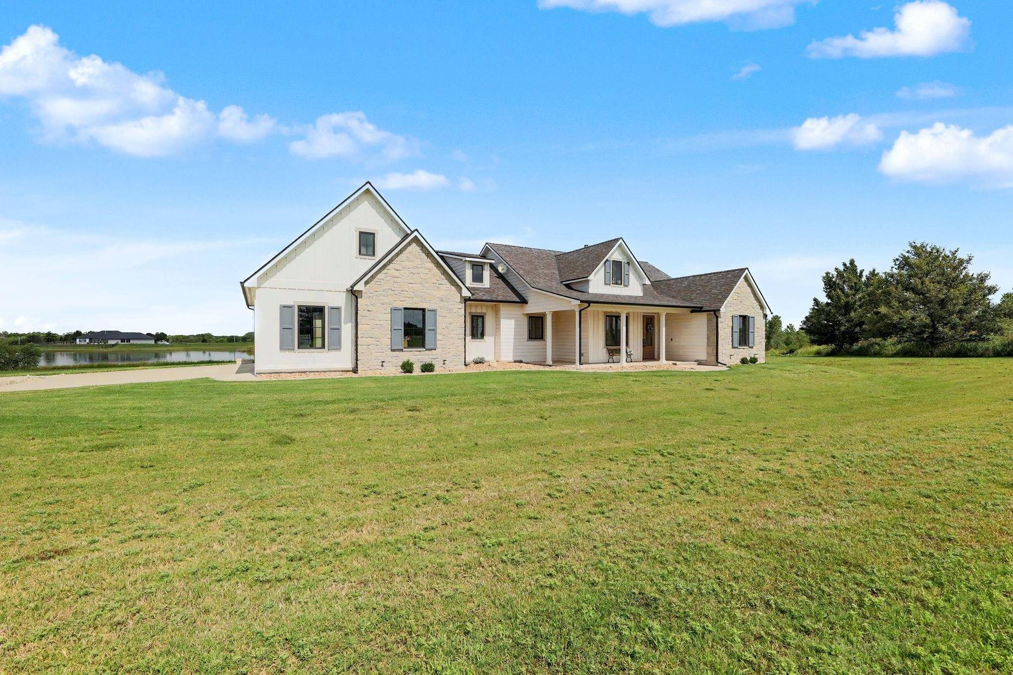 217 N Heritage Rd, Wellington, KS 67152