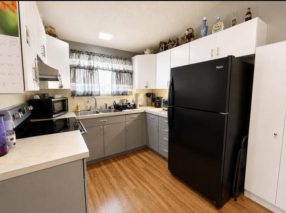 801 Greenbriar Dr., Salina, KS 67401
