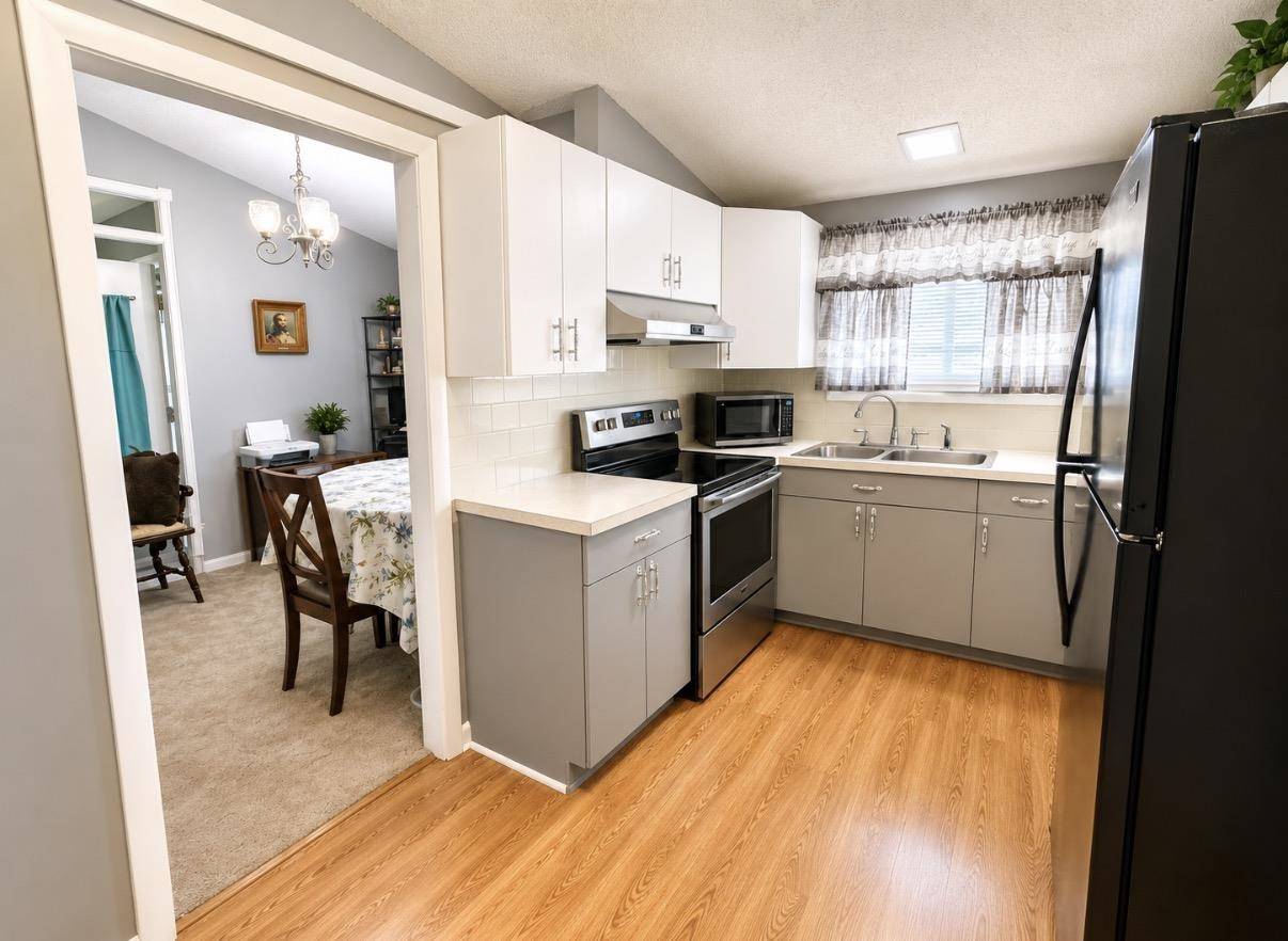 801 Greenbriar Dr., Salina, KS 67401