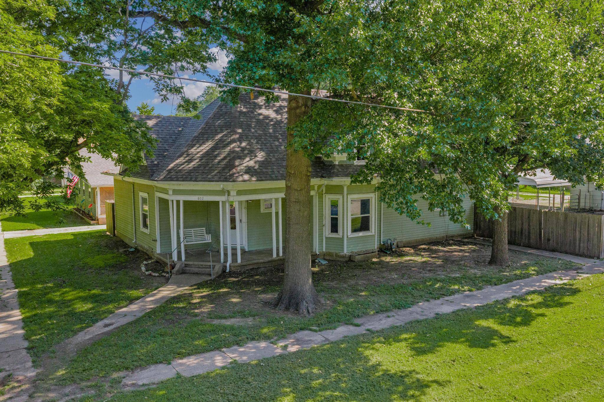 802 N Linden St, Belle Plaine, KS 67013
