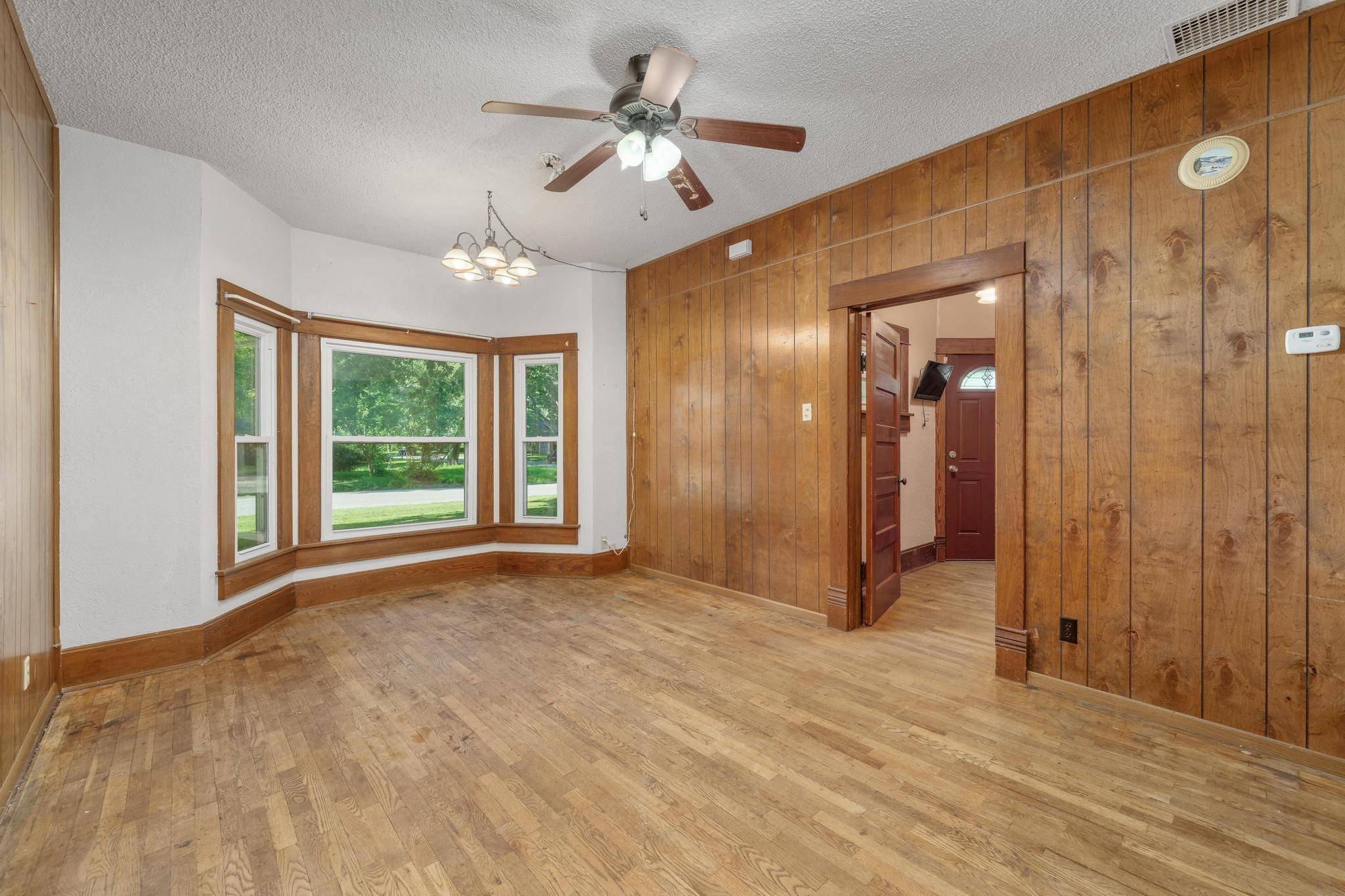 802 N Linden St, Belle Plaine, KS 67013