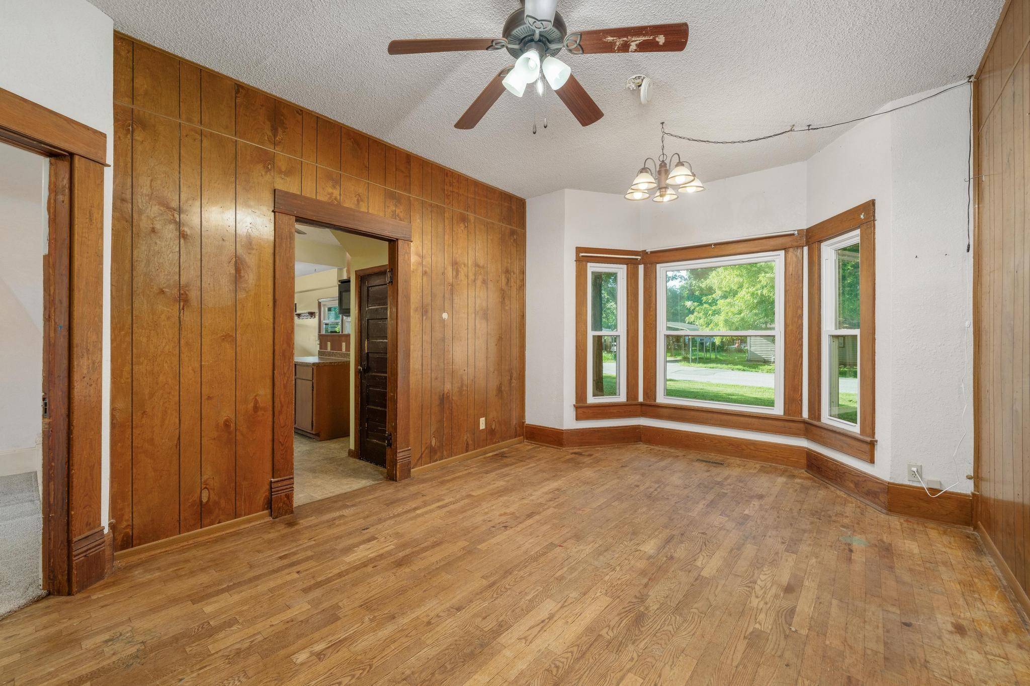 802 N Linden St, Belle Plaine, KS 67013
