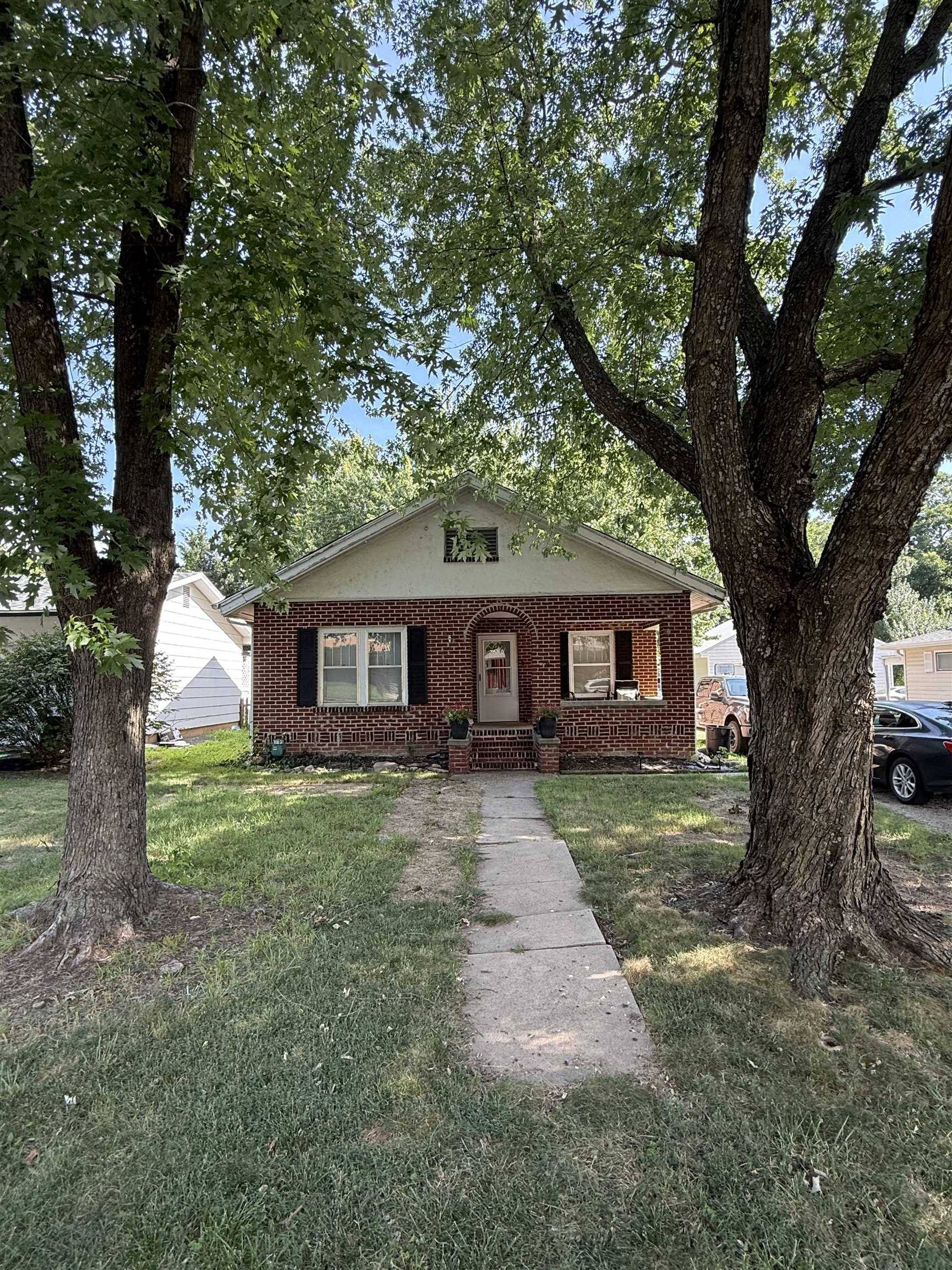 1319 E 12th Ave, Winfield, KS 67156