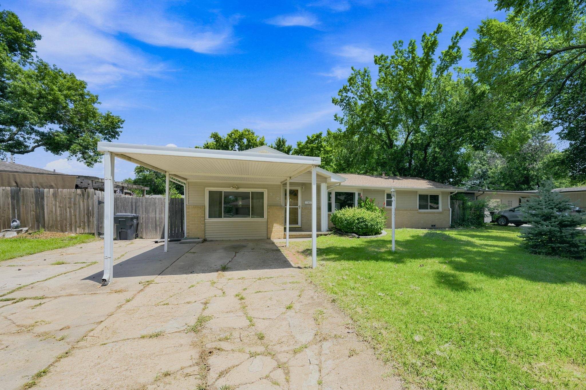 910 N Country Acres Ave, Wichita, KS 67212